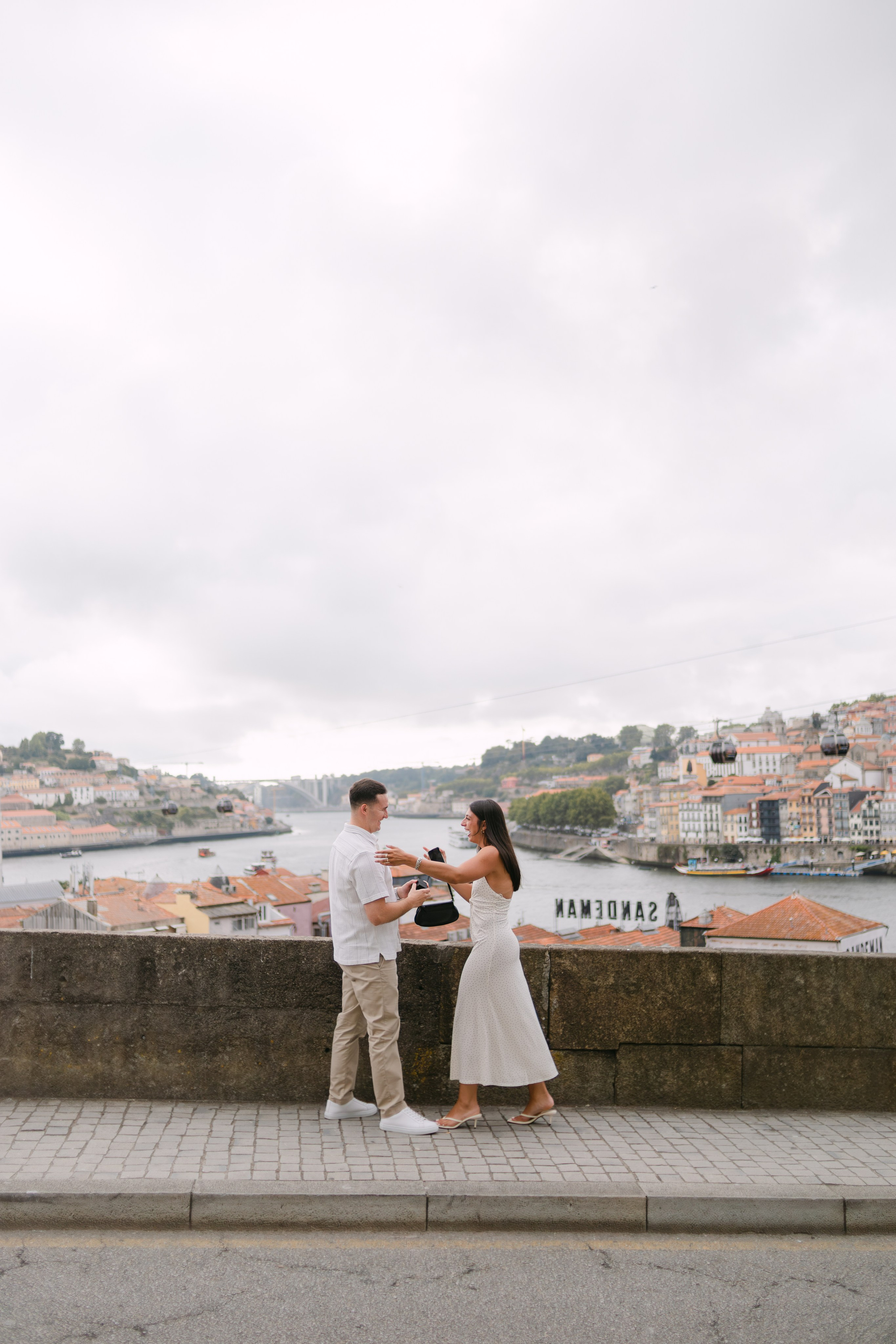 Wedding Proposal in Porto. Fotógrafo de casamentos e destination wedding no Porto, Portugal — Davi Valente | Lisboa, Douro, Roma e Lago de Como