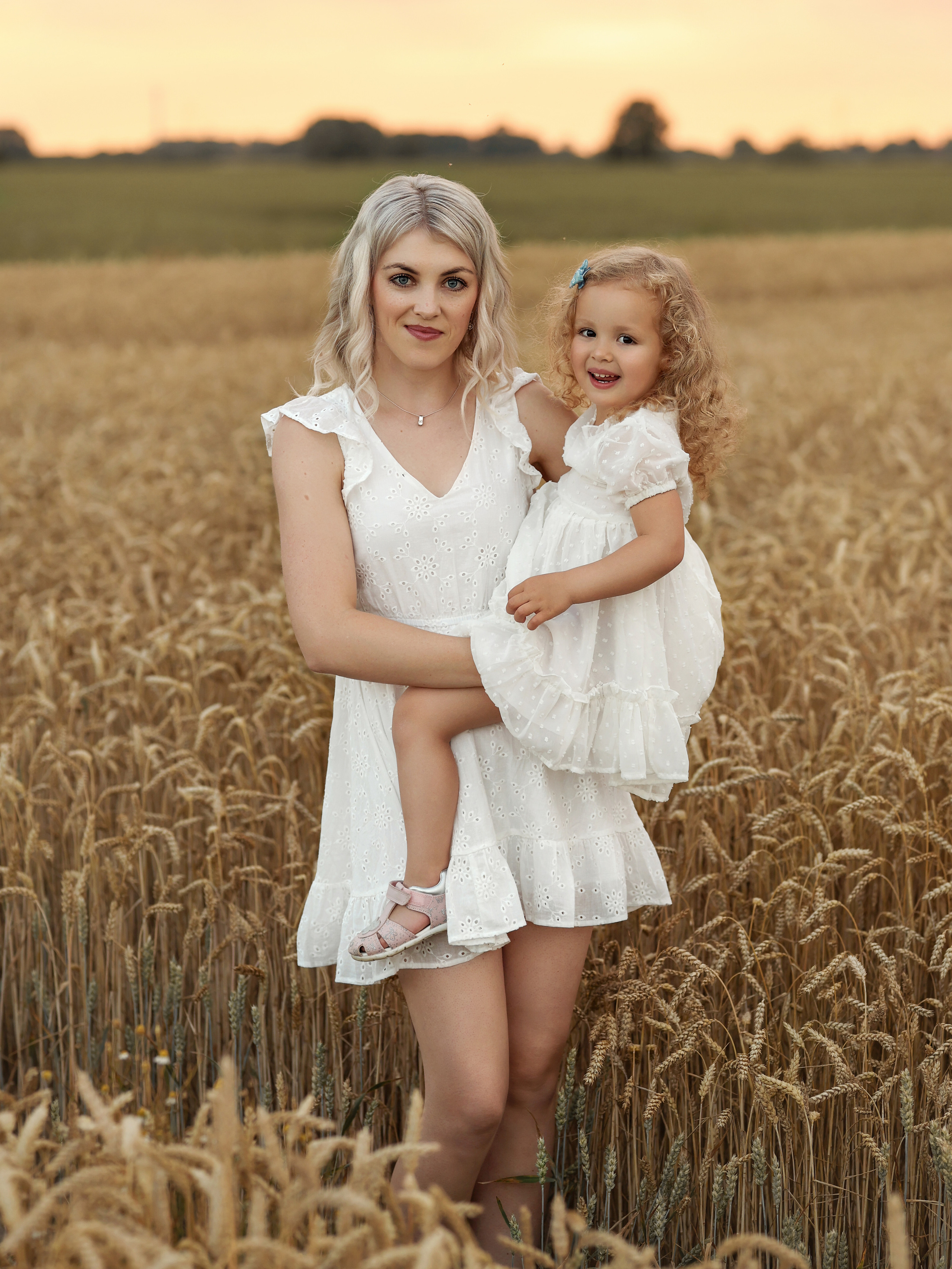 Familien Shooting im Weizenfeld. Familien- Fotografin in Marienhafe, Aurich, Emden, Norden, Leer