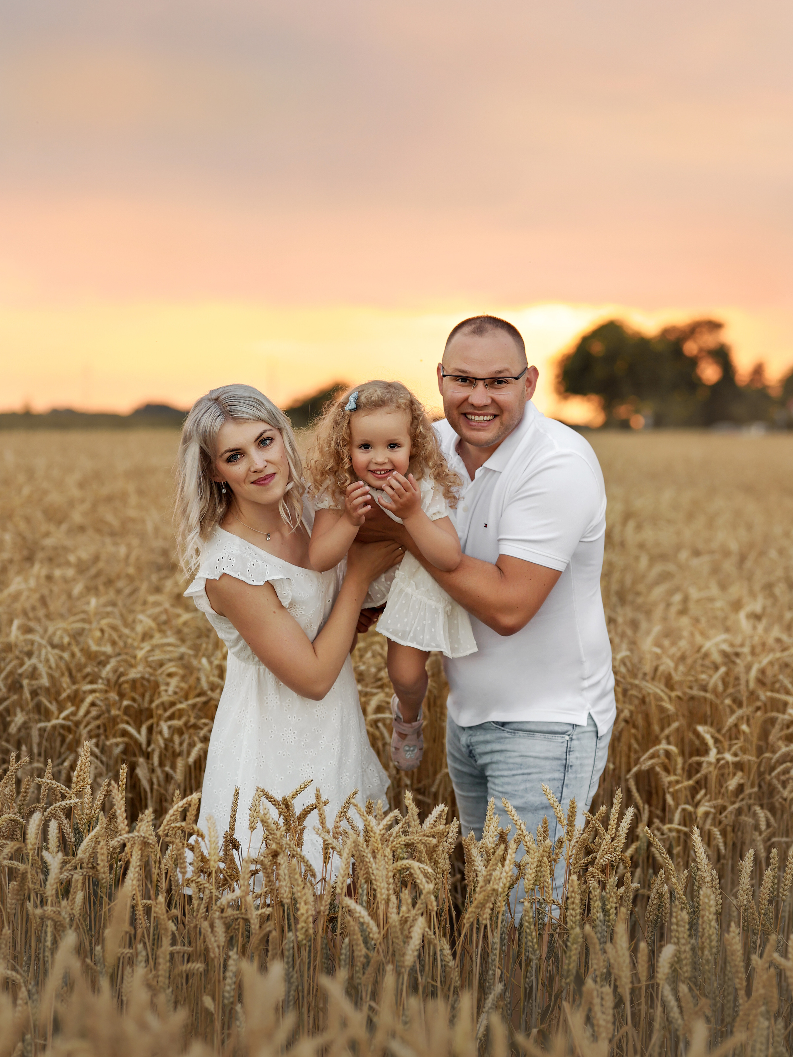 Familien Shooting im Weizenfeld. Familien- Fotografin in Marienhafe, Aurich, Emden, Norden, Leer
