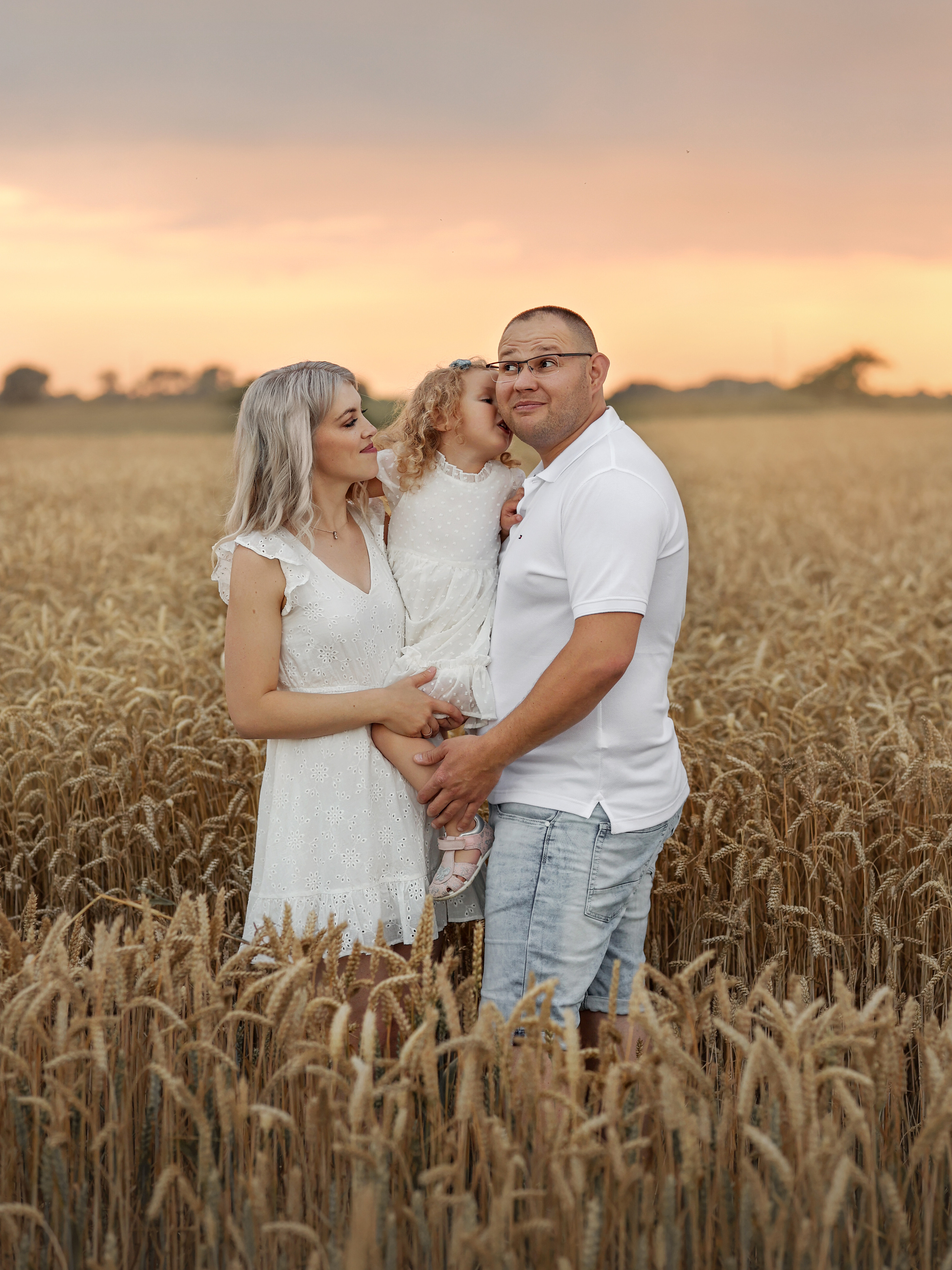 Familien Shooting im Weizenfeld. Familien- Fotografin in Marienhafe, Aurich, Emden, Norden, Leer