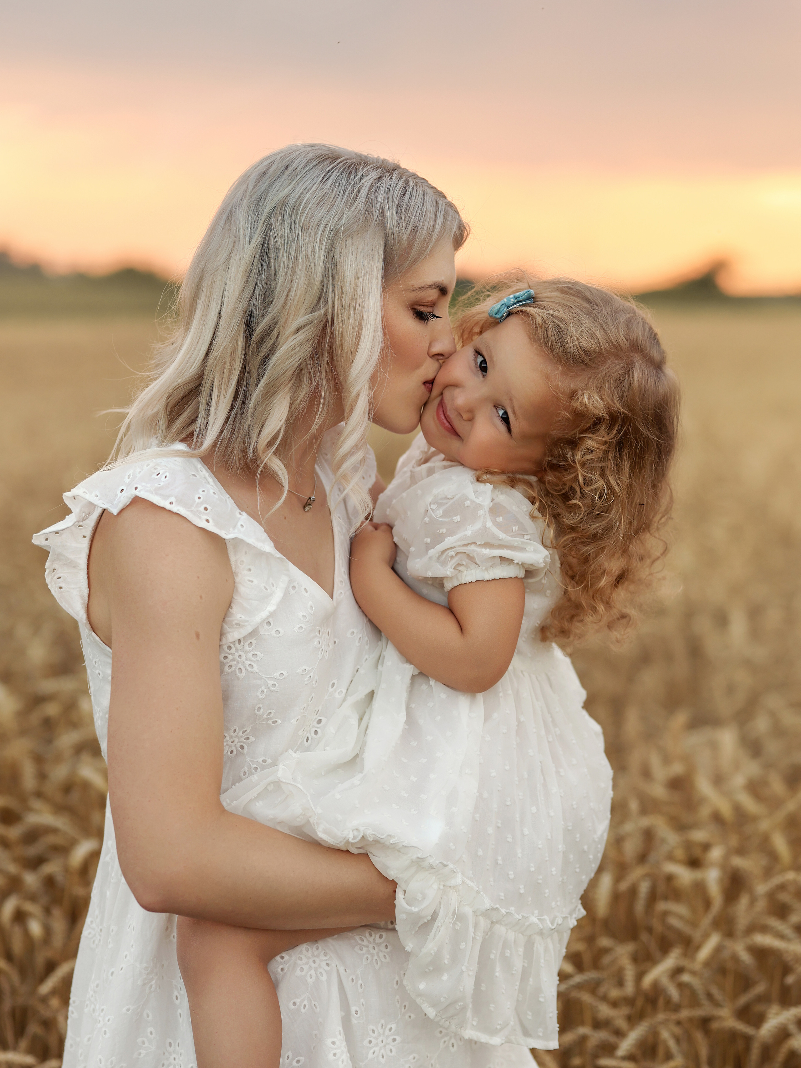 Familien Shooting im Weizenfeld. Familien- Fotografin in Marienhafe, Aurich, Emden, Norden, Leer
