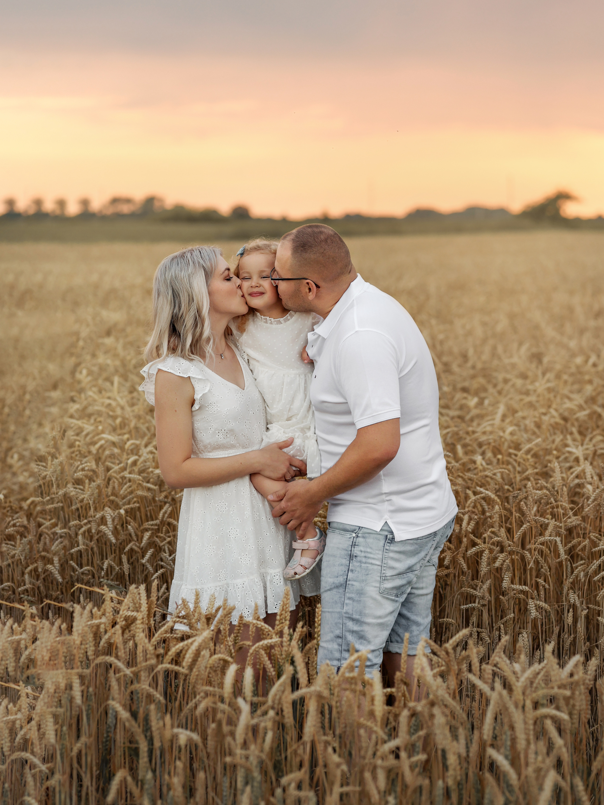 Familien- Shooting Fotos Bilder  Sonnenuntergang Feld Norden Emden Aurich Leer Papenburg 