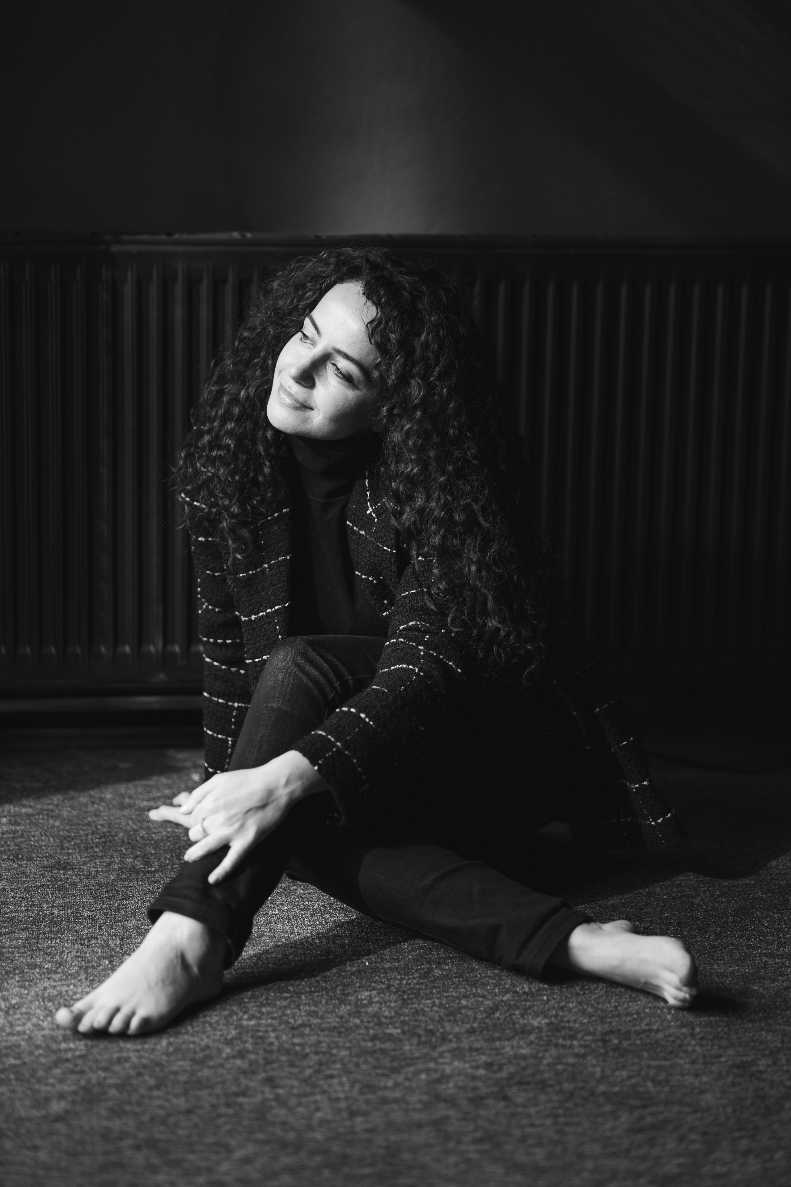 Barfuß am Boden, sanftes Lächeln – natürliches Frauenportrait in Dresden