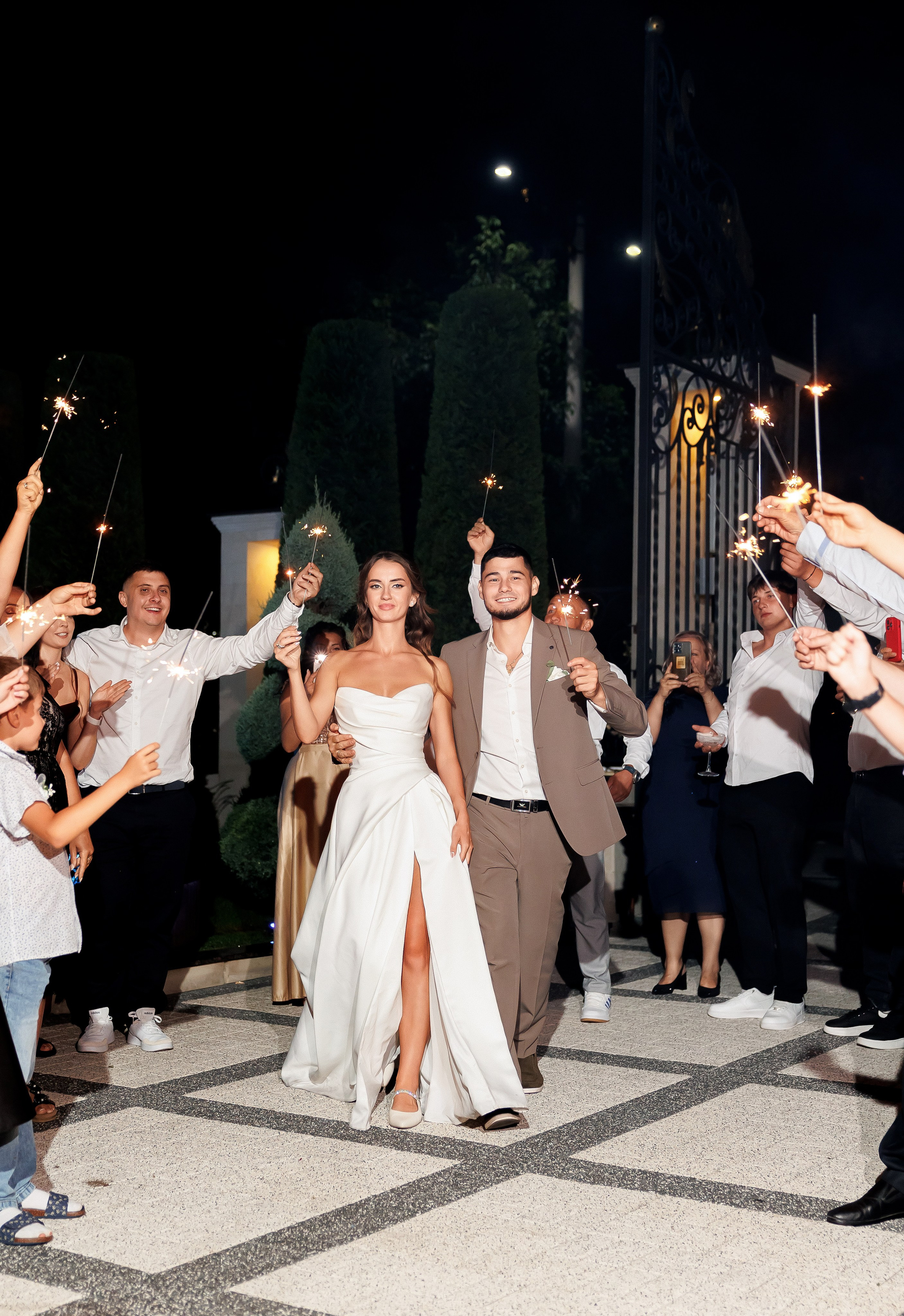 Eugen & Livia — Grand Elysee — Wedding Day. Servicii Foto și Video 067188353