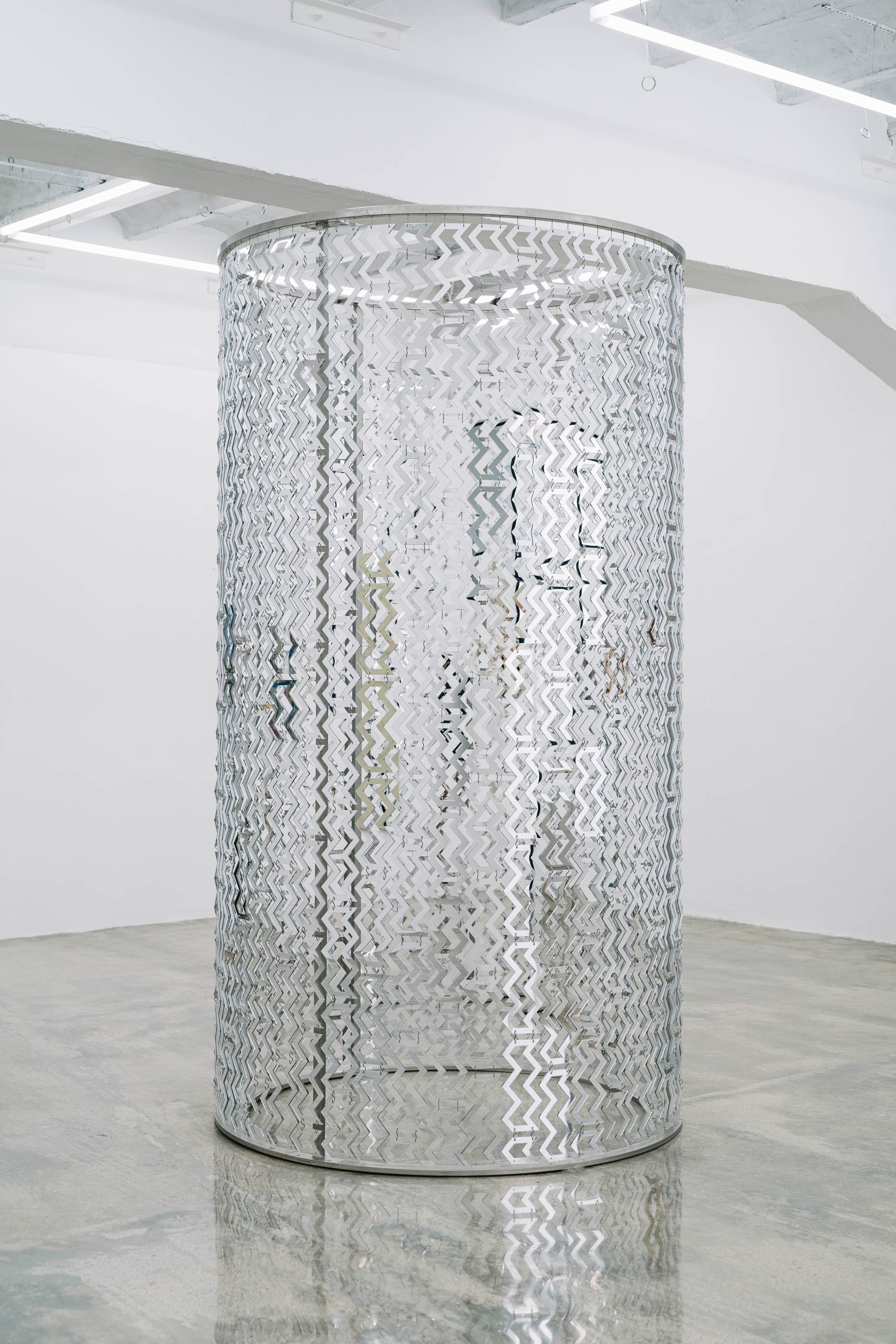 Инсталляция «Persiana I» (2007) Карлы Ароша и Стефана Шранена, выполненная из плексигласа, акриловой краски и нержавеющей стали, демонстрирует анти-дизайн и брутализм с минималистичными геометрическими формами, зеркальными поверхностями и грубой эстетикой, вдохновлённой ранним интернетом и модернизмом. Карла Ароша (род. 1961, Каракас, Венесуэла) и Стефан Шранен (род. 1971, Антверпен, Бельгия) — художественный дуэт, сотрудничающий с 2006 года. Их работы, такие как Persiana I (2007) и Marauding in Molenbeek (2017), исследуют абстракцию и визуальное восприятие через зеркальные и прозрачные материалы (плексиглас, зеркала), часто лишая повседневные объекты функциональности, чтобы подчеркнуть их форму и взаимодействие с пространством. Их подход перекликается с анти-дизайном и цифровым брутализмом, вдохновлённым модернизмом, минимализмом и оп-артом, с акцентом на грубую эстетику и концептуальную глубину. Работы дуэта выставлялись в крупных институциях, включая MoMA (Нью-Йорк), M HKA (Антверпен) и Kunsthalle Bern, и включены в коллекции, такие как Art Institute of Chicago и Fundación Banco Mercantil (Каракас).