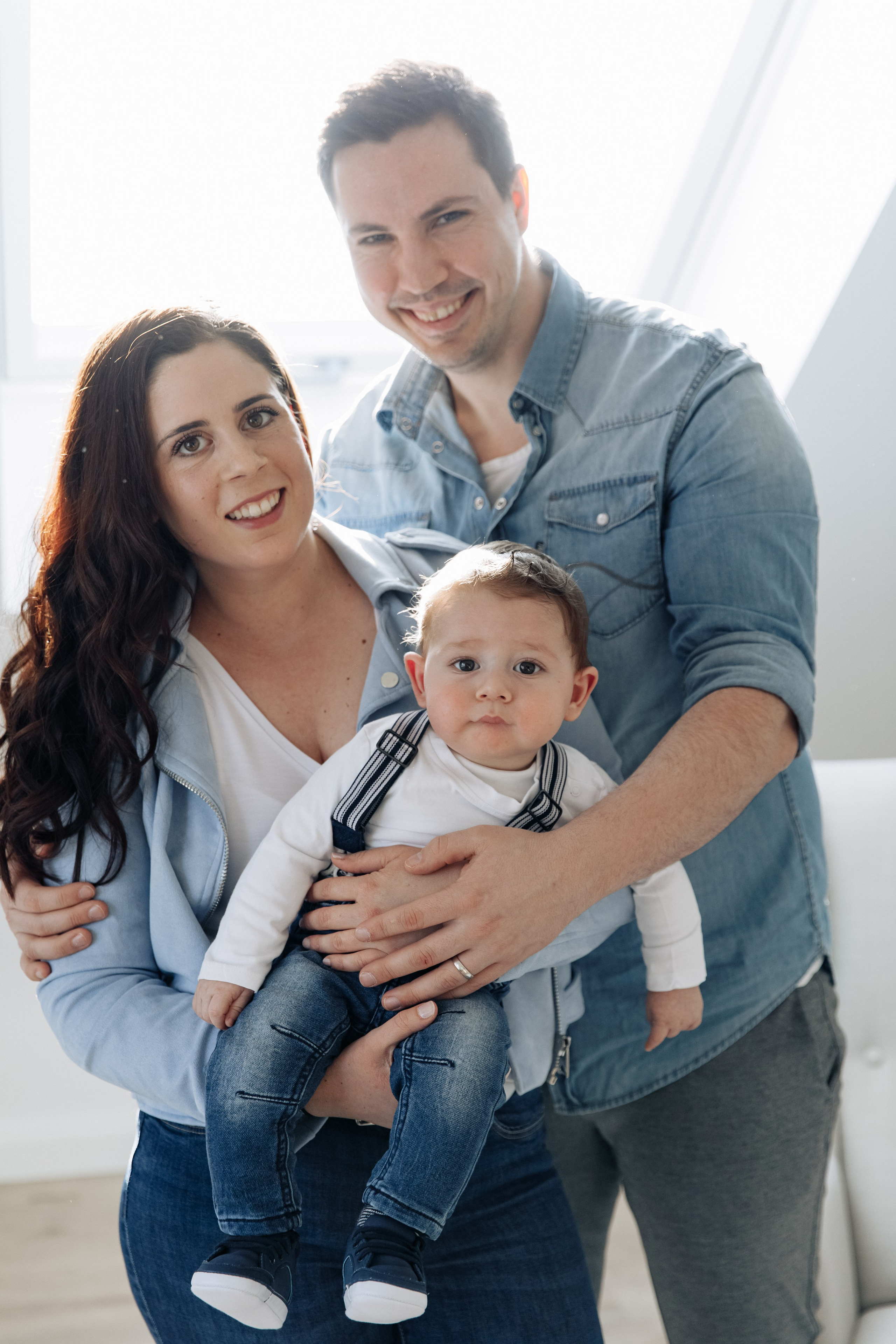 Mama, Papa und ihr kleiner Sohn bei einem Familien-Fotoshooting im Fotostudio.