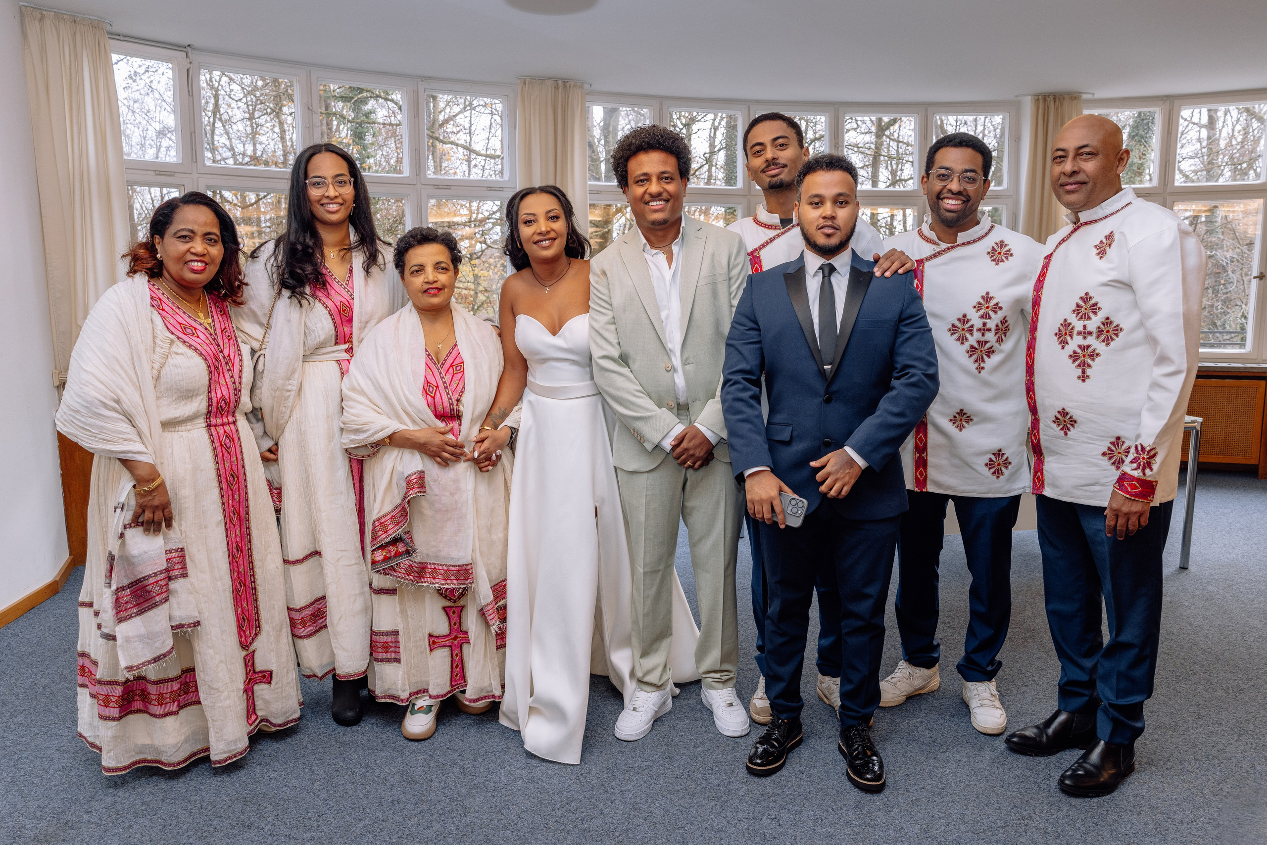 Alle Gäste im Standesamt Mandlstraße 14 tragen traditionelle, nationale Kleidung