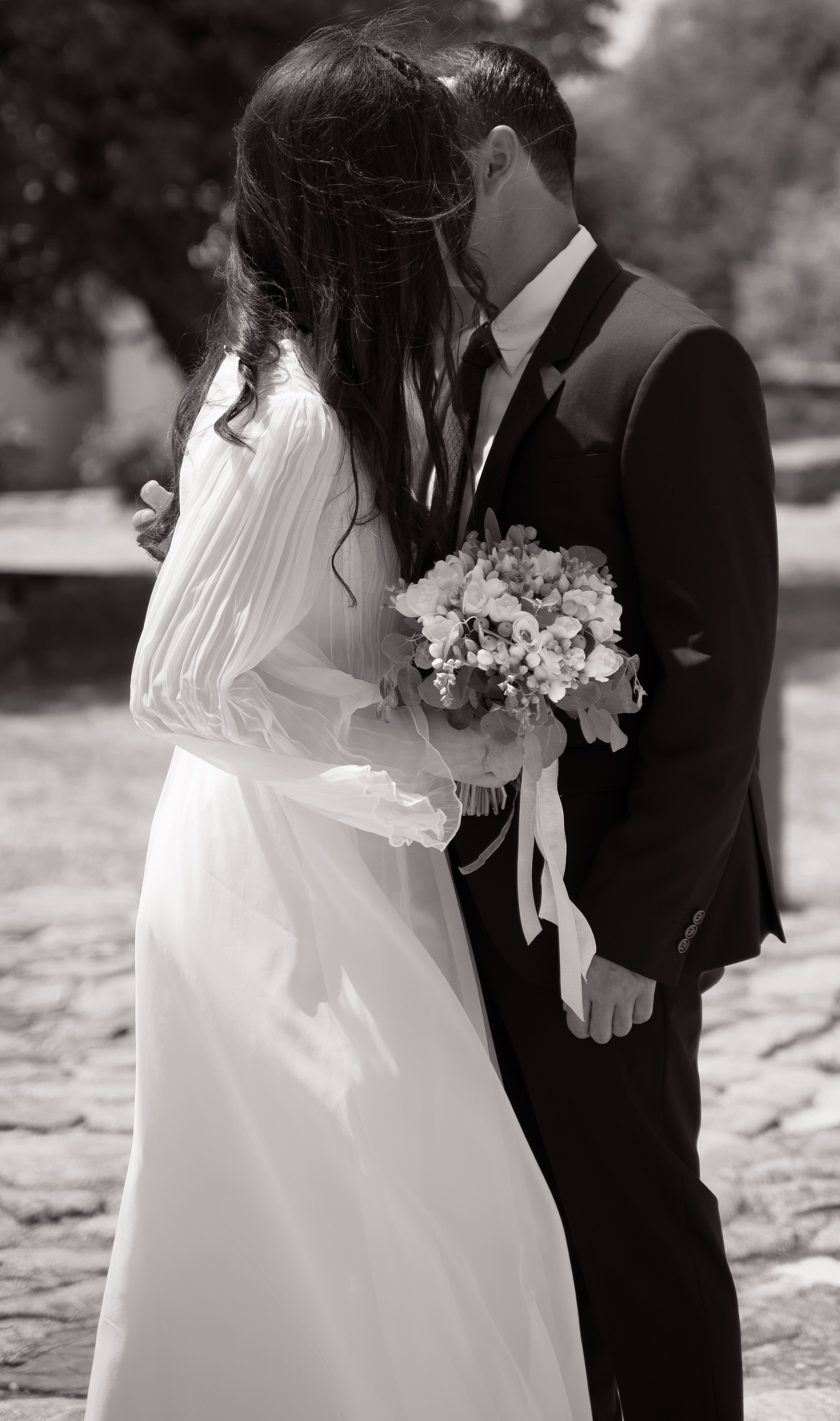 Fotografie artistică alb negru cu miri îmbrățișați la o nuntă în Târgoviște, incadru.ro.