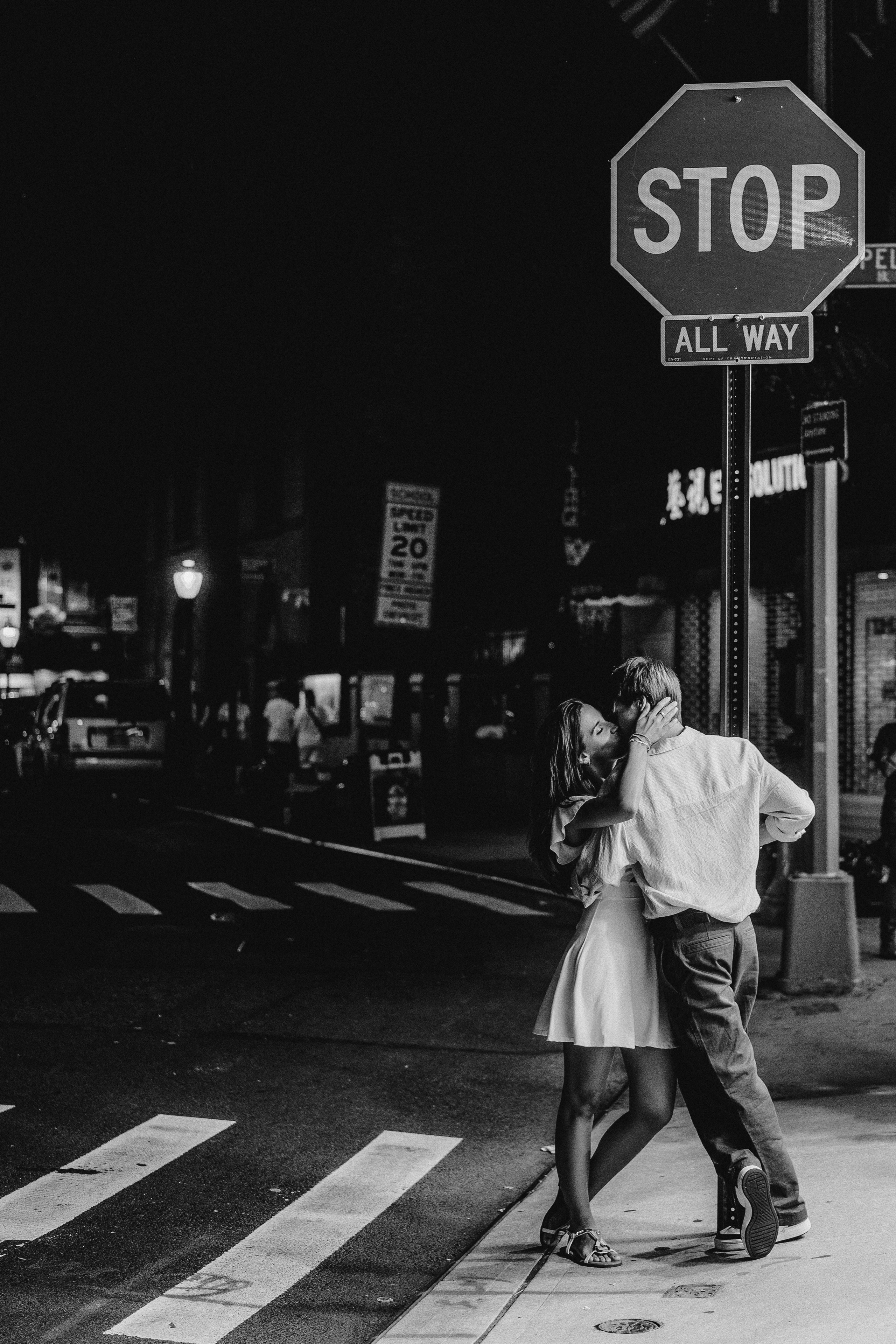 Couple in the night city. Videographer and photographer in New York // MAKAROV.VIDEO