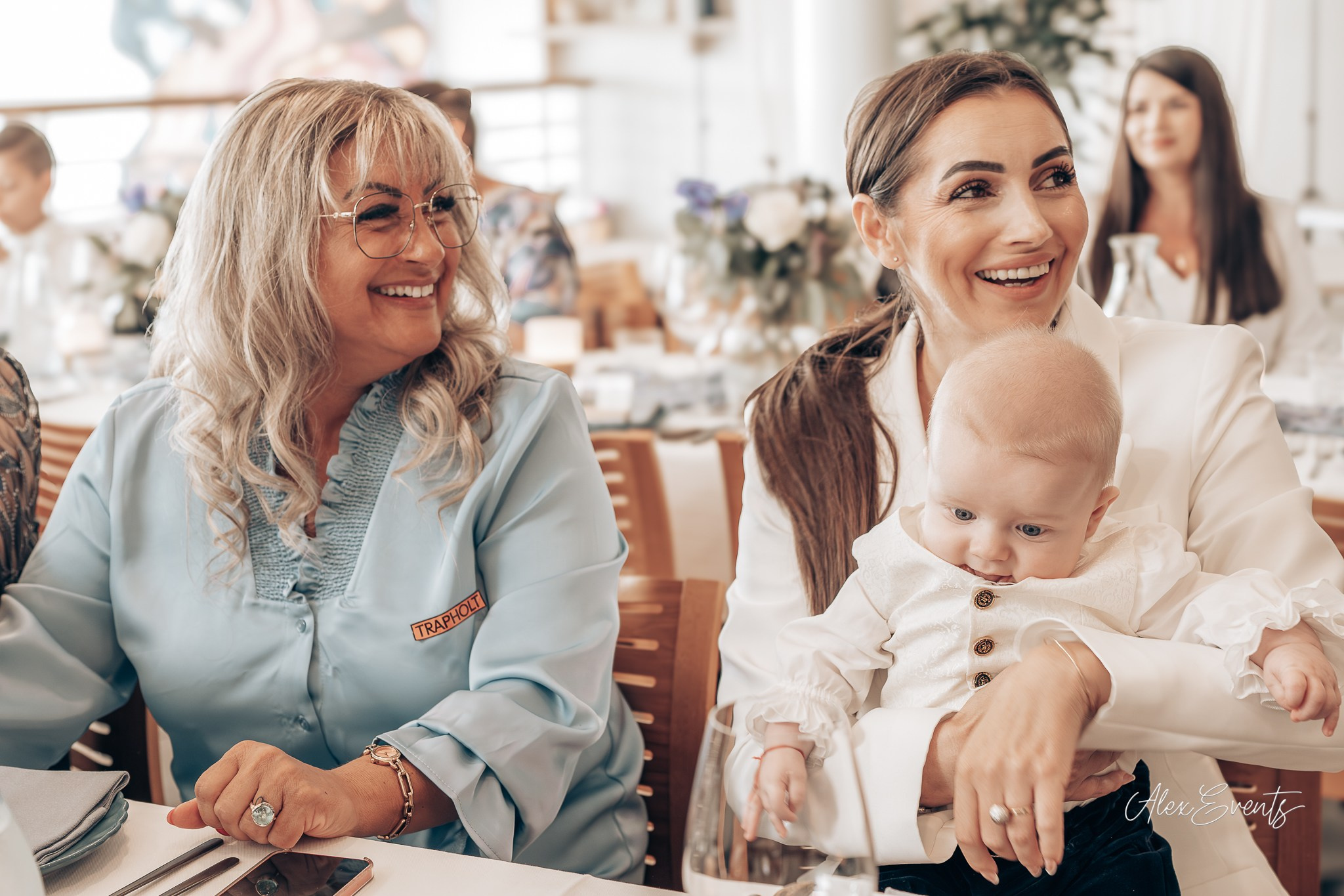 Botez fotografiat in Danemarca la biserica si petrecere | Alex Events. AlexEvents Fotograf / Videograf de evenimente Danemarca DK Horsens, Arhus, Odense, Vejle.Nunta, botez, foto-studio