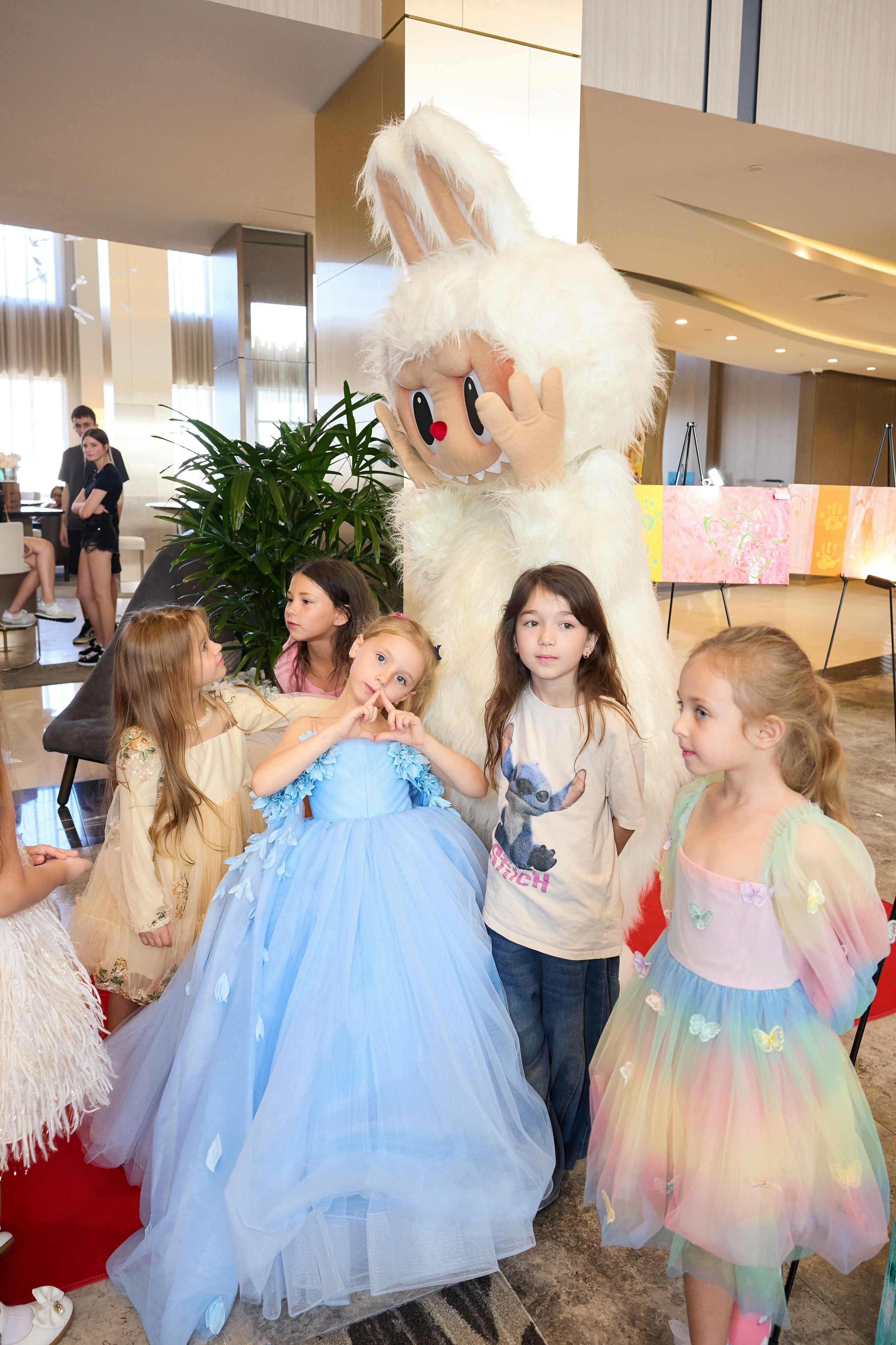 Авторская благотворительная художественная выставка Дианы Бортник. Фотограф Юлия Маковеева