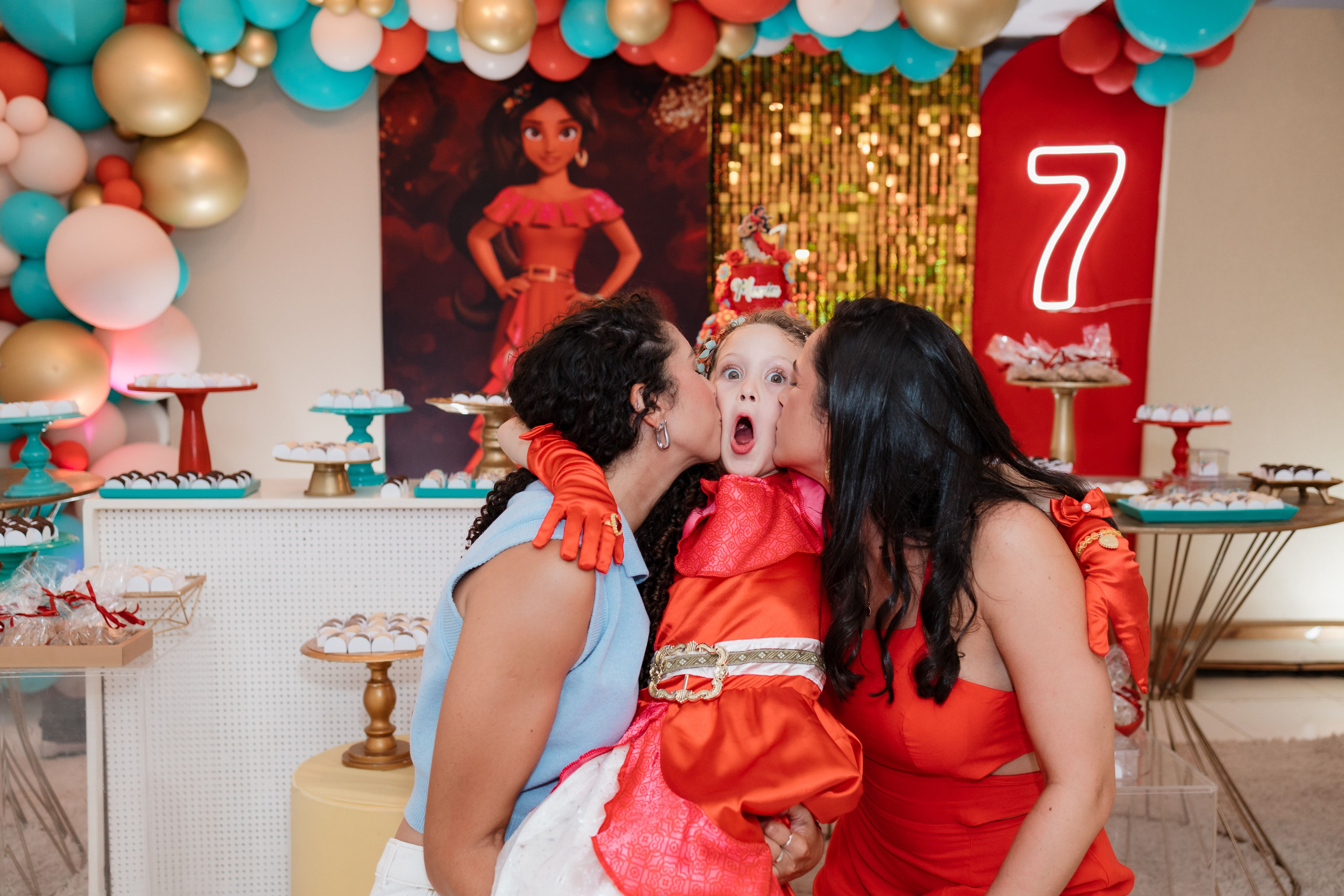 Foto com a tia na festa de aniversário infantil