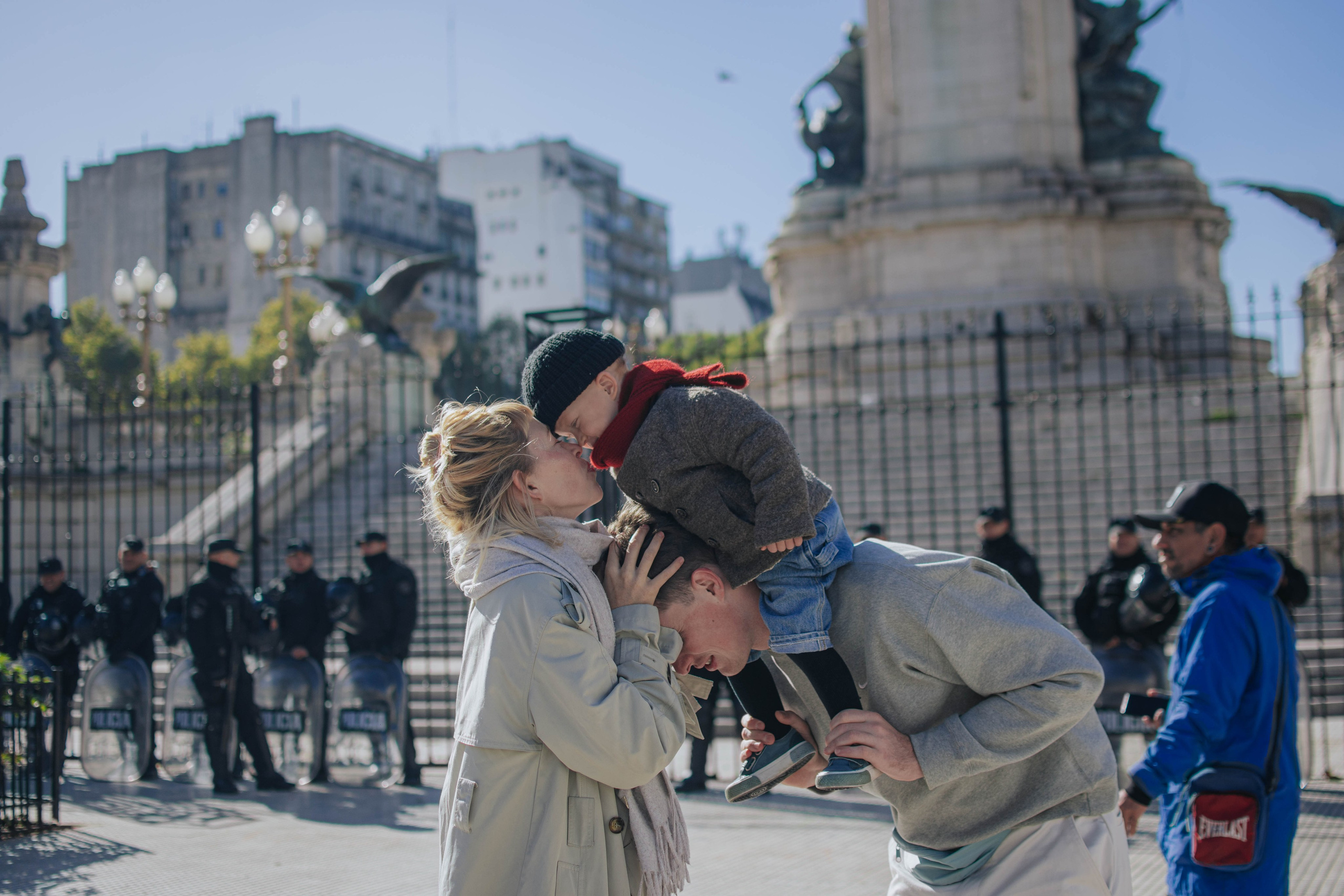 Family photo shoot. Buenos Aires. Photographer @elmirkami in the city of Buenos Aires