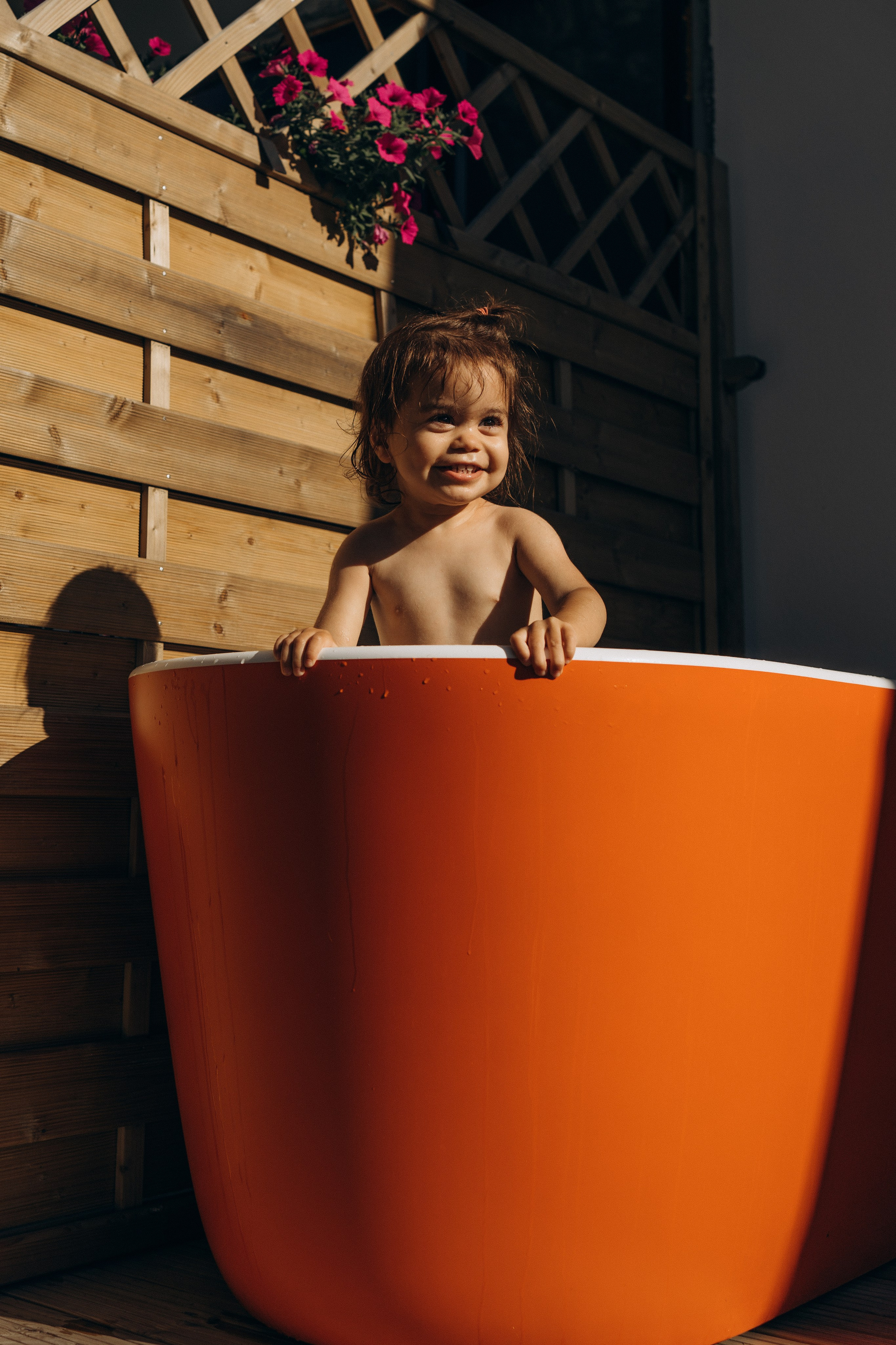 Spakly splashes. Family photographer in Helsinki, Victoria Guadagno
