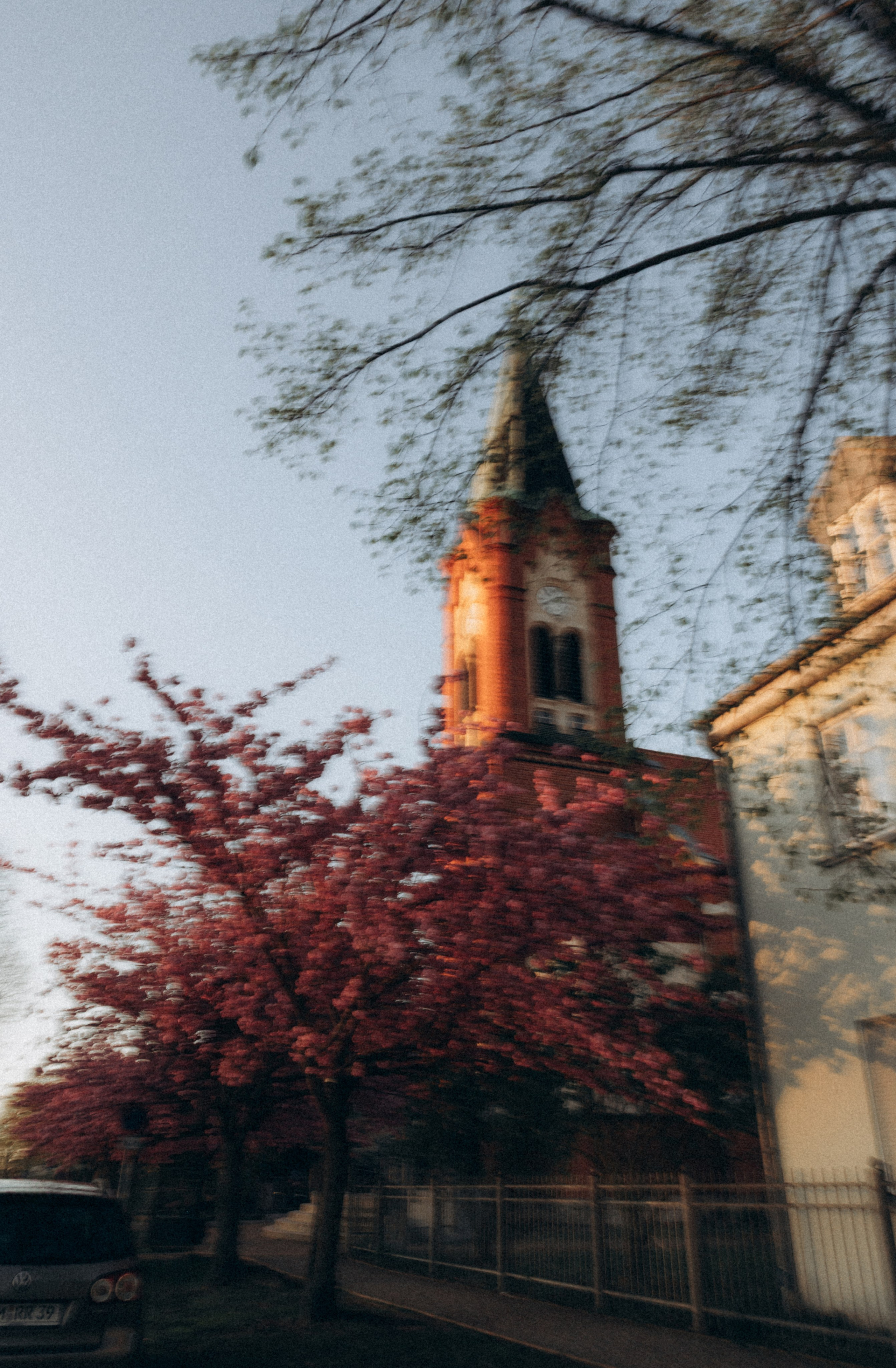 Romantyczny kościół podczas wieczornej sesji ślubnej w Szczecinie