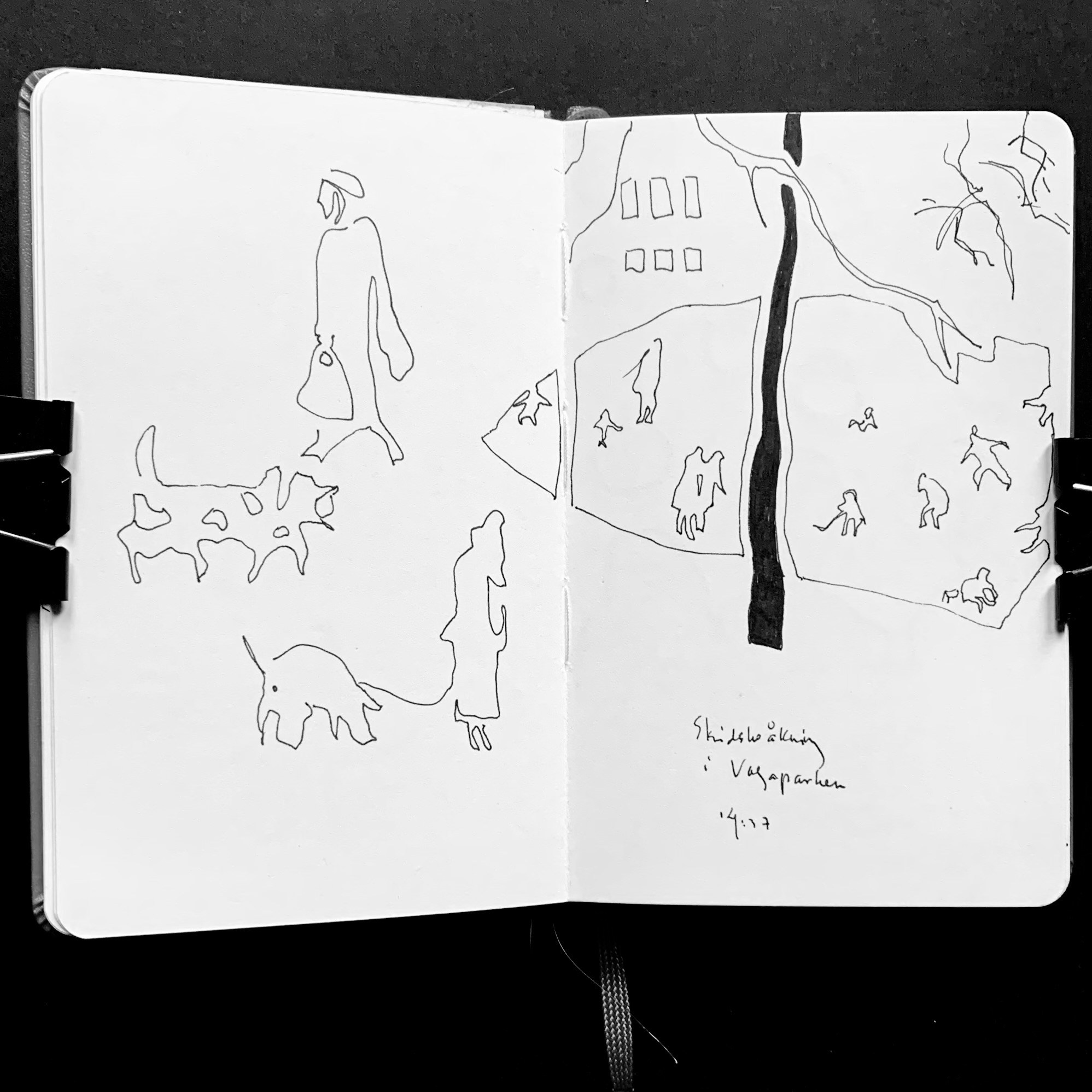 Disegni in bianco e nero su taccuino Moleskine realizzati a Stoccolma durante diversi viaggi, diario di viaggio e testimonianza dell’esperienza intima dello sketchbook di Nadia Kuprina. Skriskor i Vasaparken.