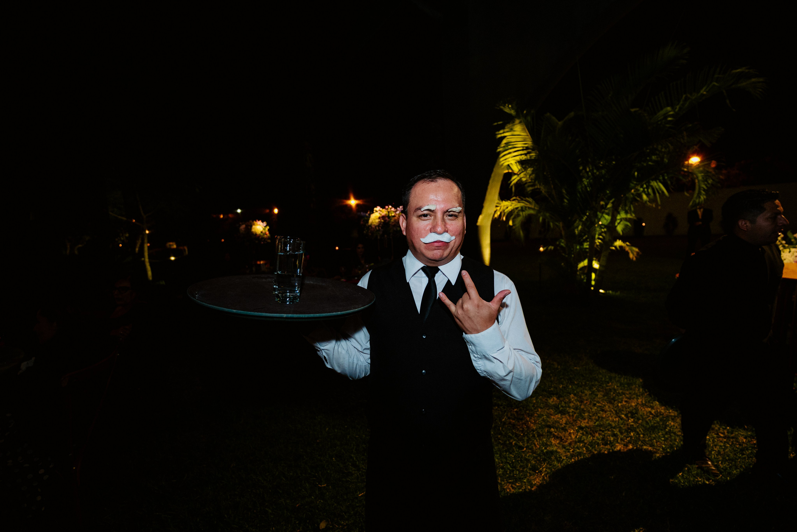 Un vistazo a la fiesta. Fotógrafo de Bodas en Lima | Ronhy Altamirano. Fotografía narrativa y cinematográfica para bodas, quinceañeras y eventos exclusivos