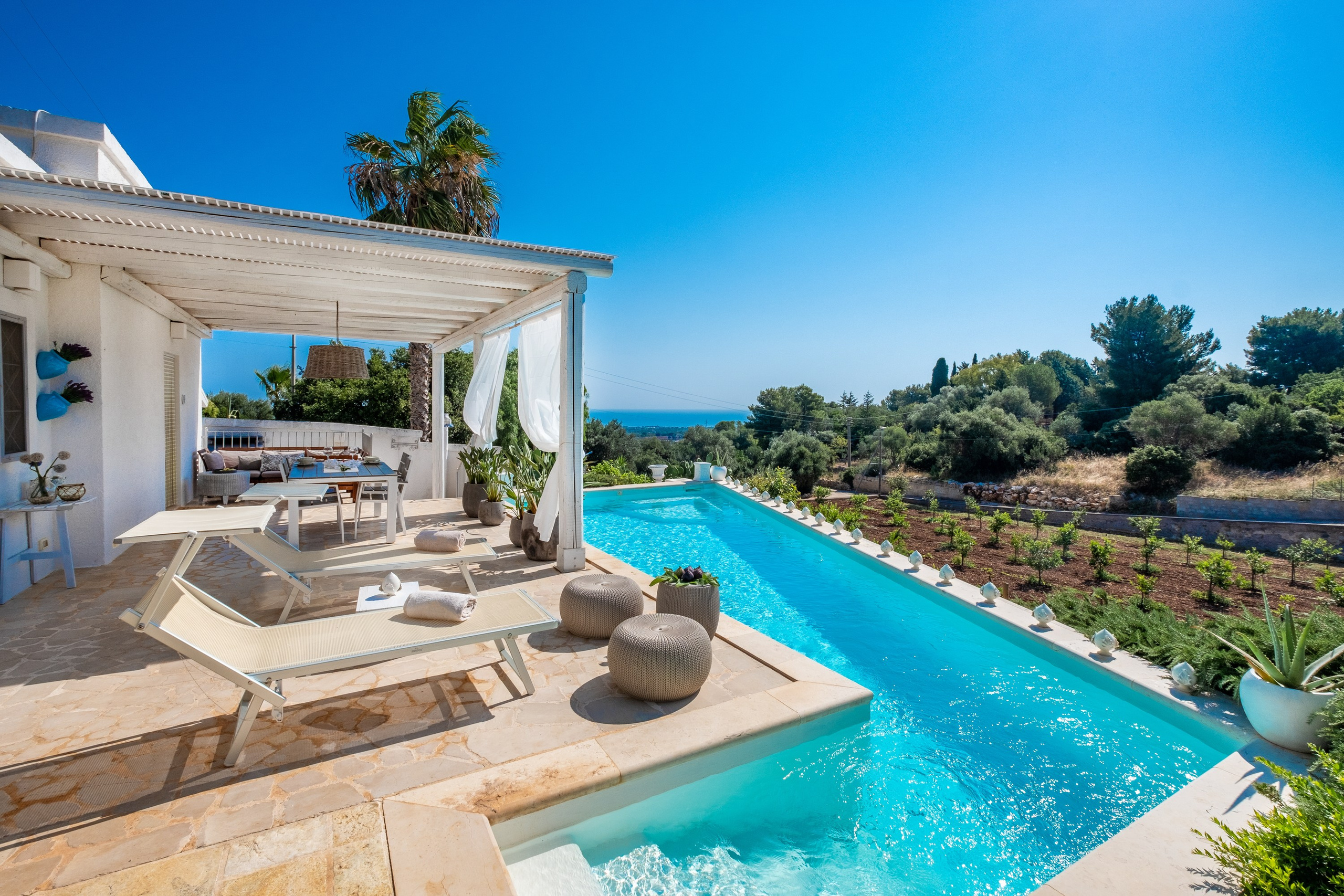 Amazing view of a B&B in the Cisternino countryside (Valle D'Itria, Martina Franca, Apulia, Alberobello, Cisternino, Ostuni, Polignano, Apulia)