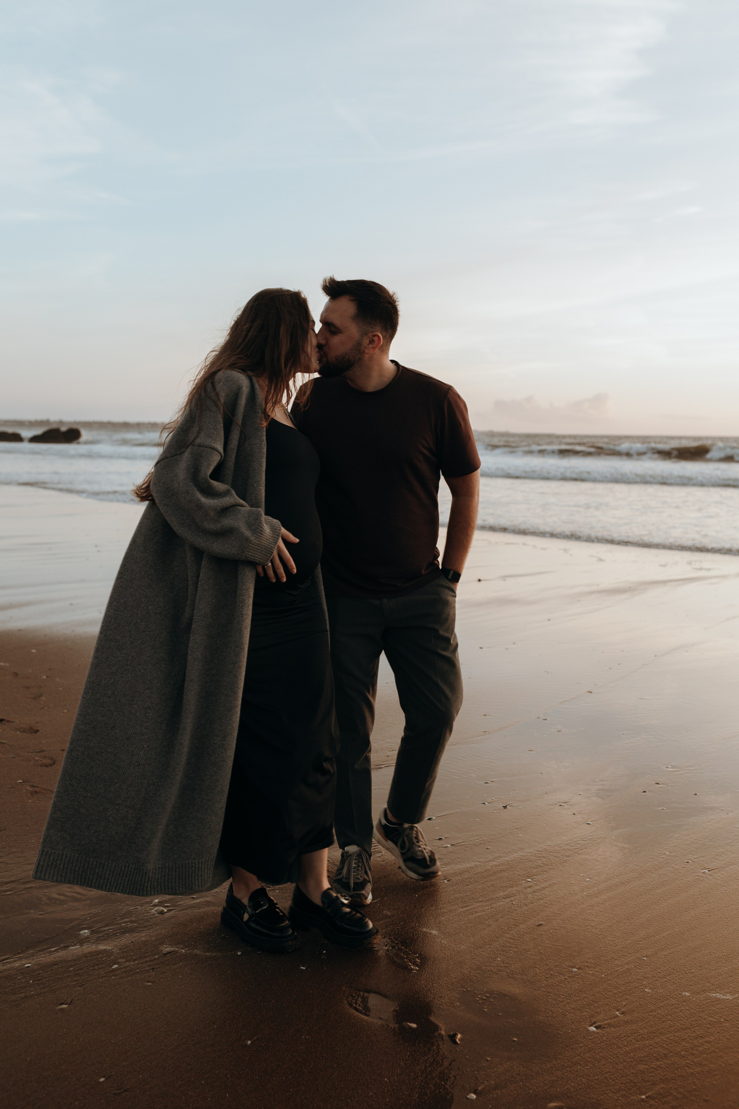 Sunset maternity photoshoot. Annah Louwagie — Lifestyle photographer for couples, families & brands | France & worldwide