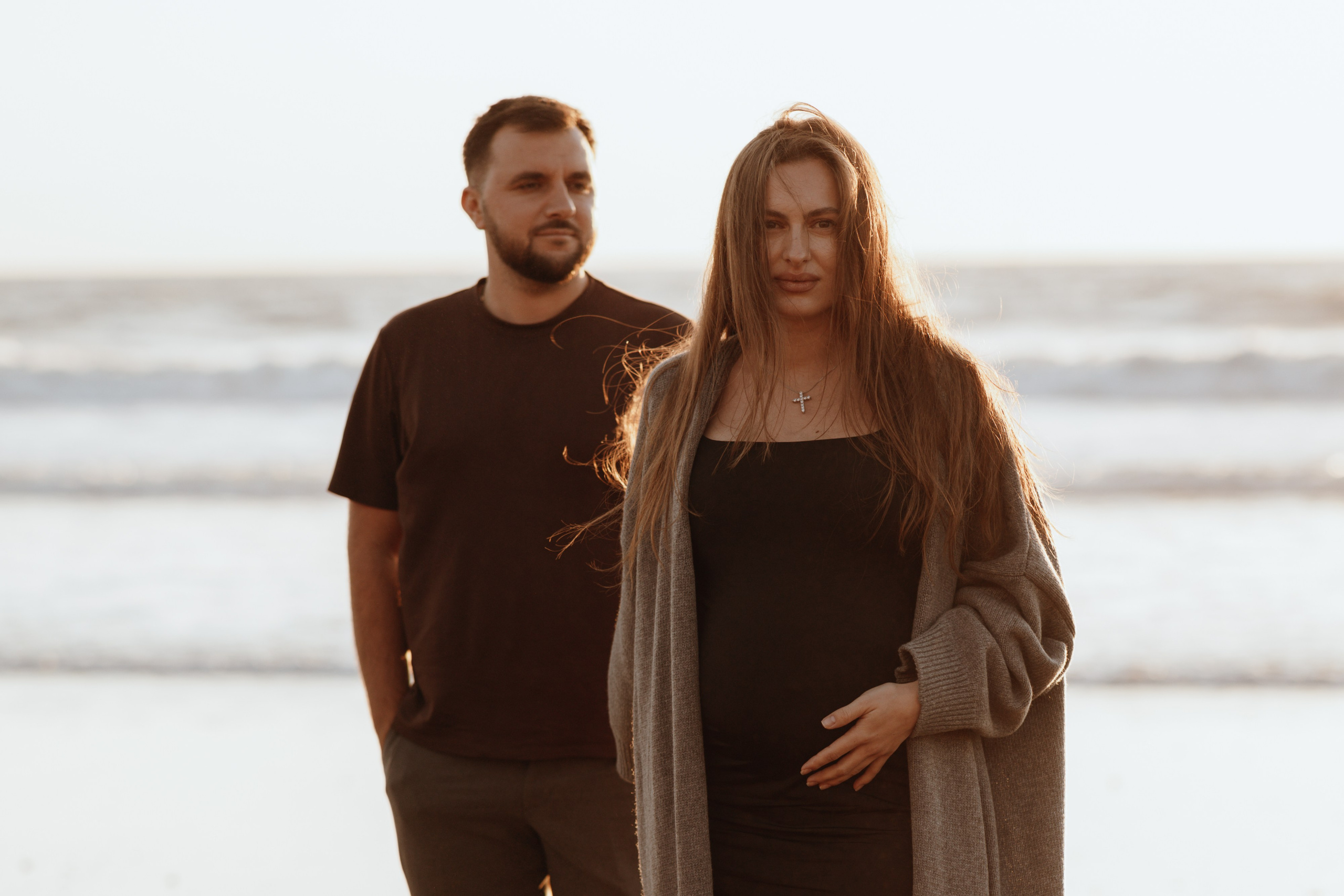 Sunset maternity photoshoot. Annah Louwagie — Lifestyle photographer for couples, families & brands | France & worldwide