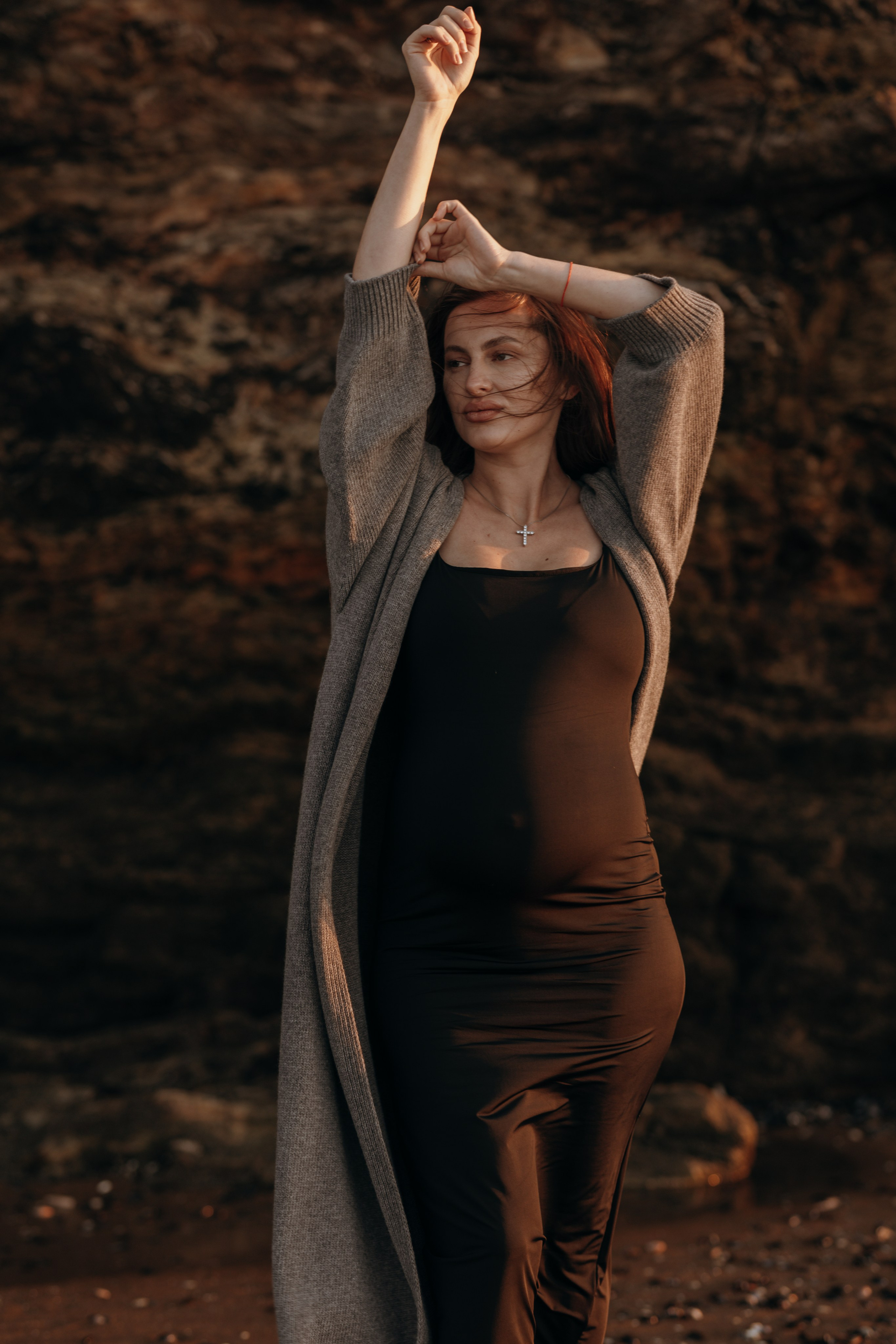 Sunset maternity photoshoot. Annah Louwagie — Lifestyle photographer for couples, families & brands | France & worldwide