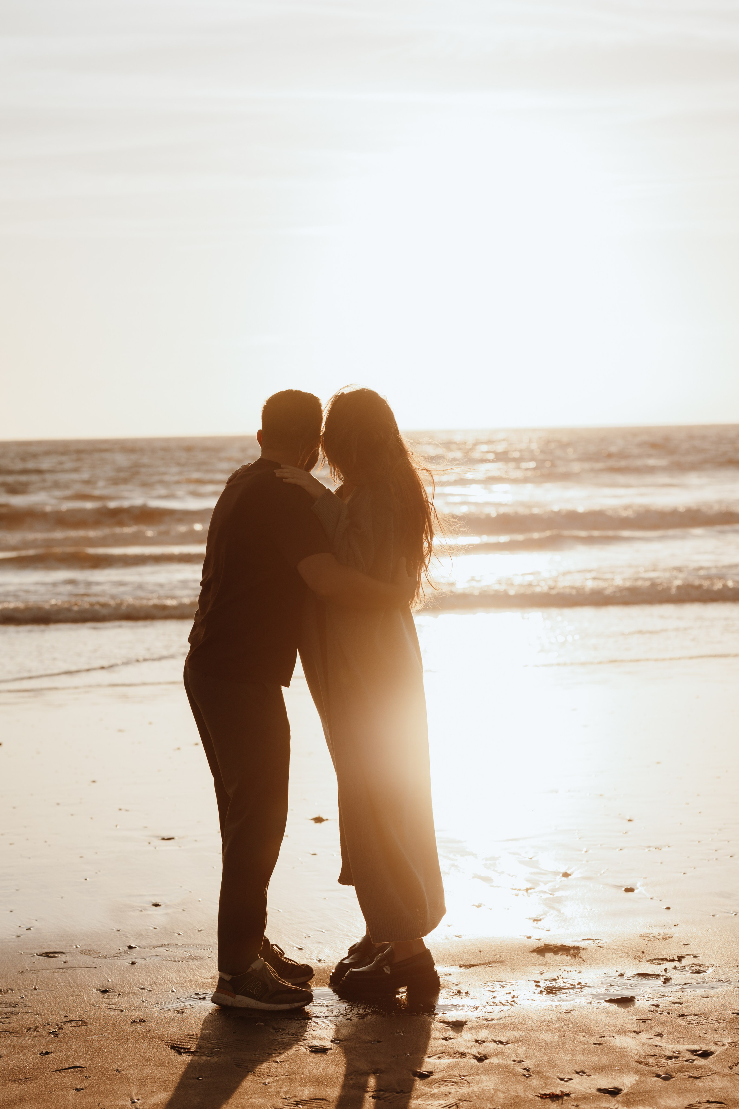 Sunset maternity photoshoot. Annah Louwagie — Lifestyle photographer for couples, families & brands | France & worldwide