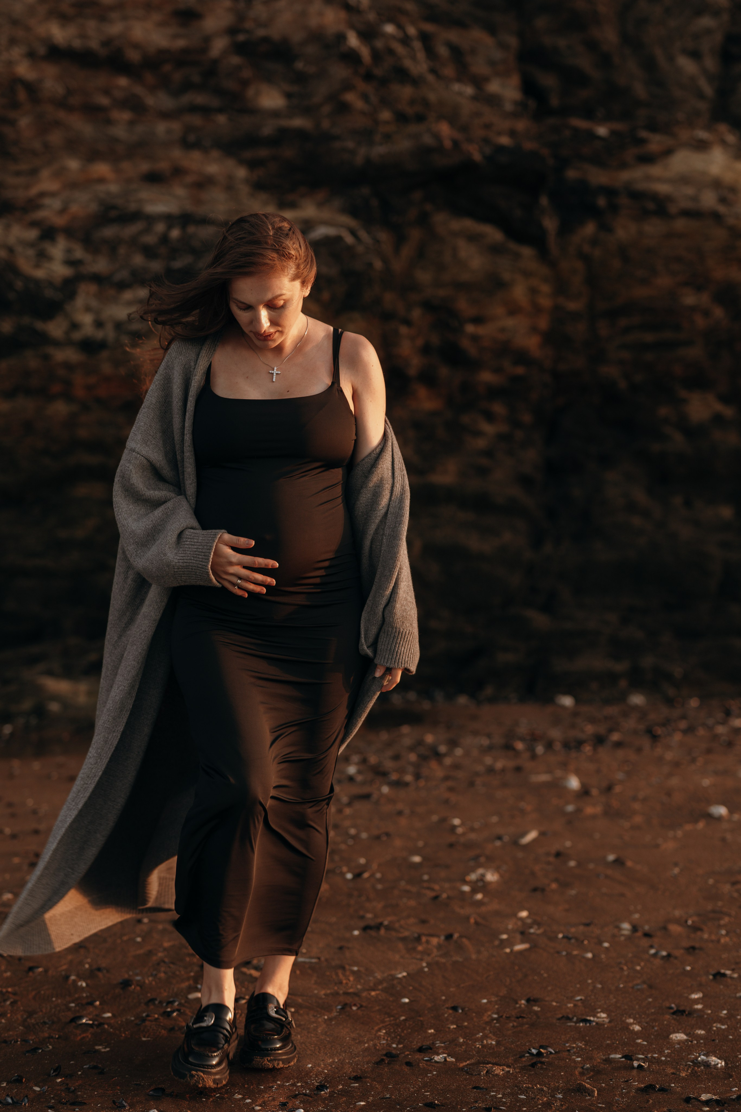 Sunset maternity photoshoot. Annah Louwagie — Lifestyle photographer for couples, families & brands | France & worldwide