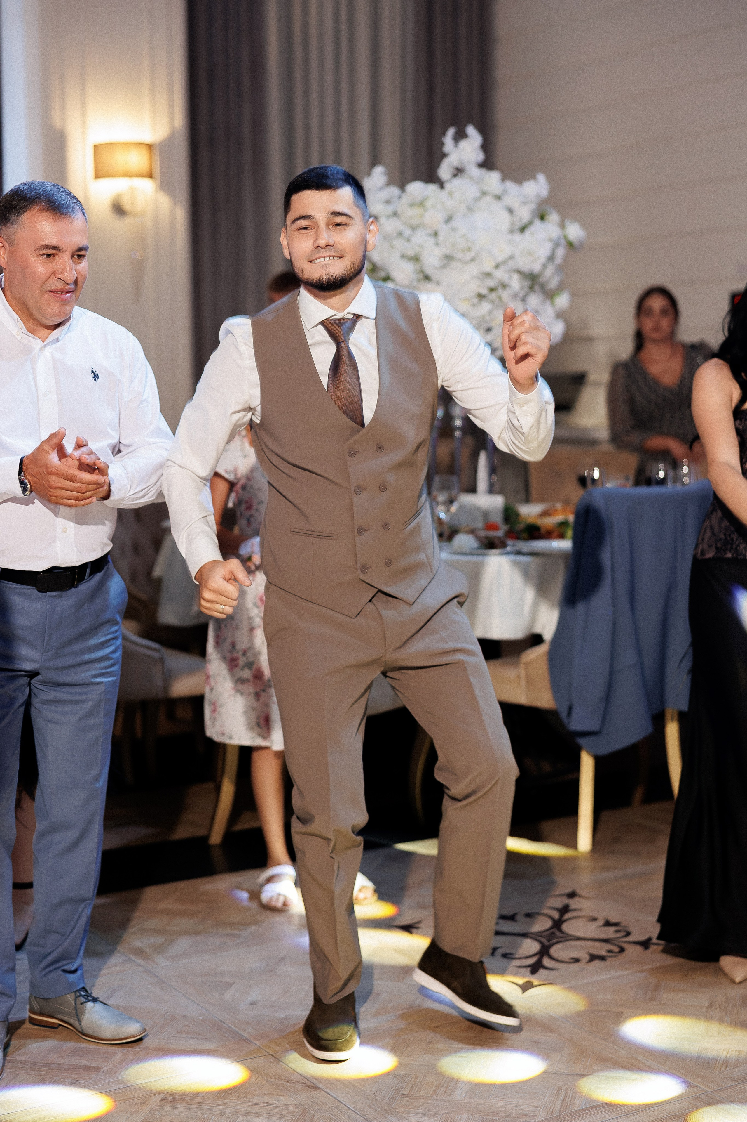 Eugen & Livia — Grand Elysee — Wedding Day. Servicii Foto și Video 067188353