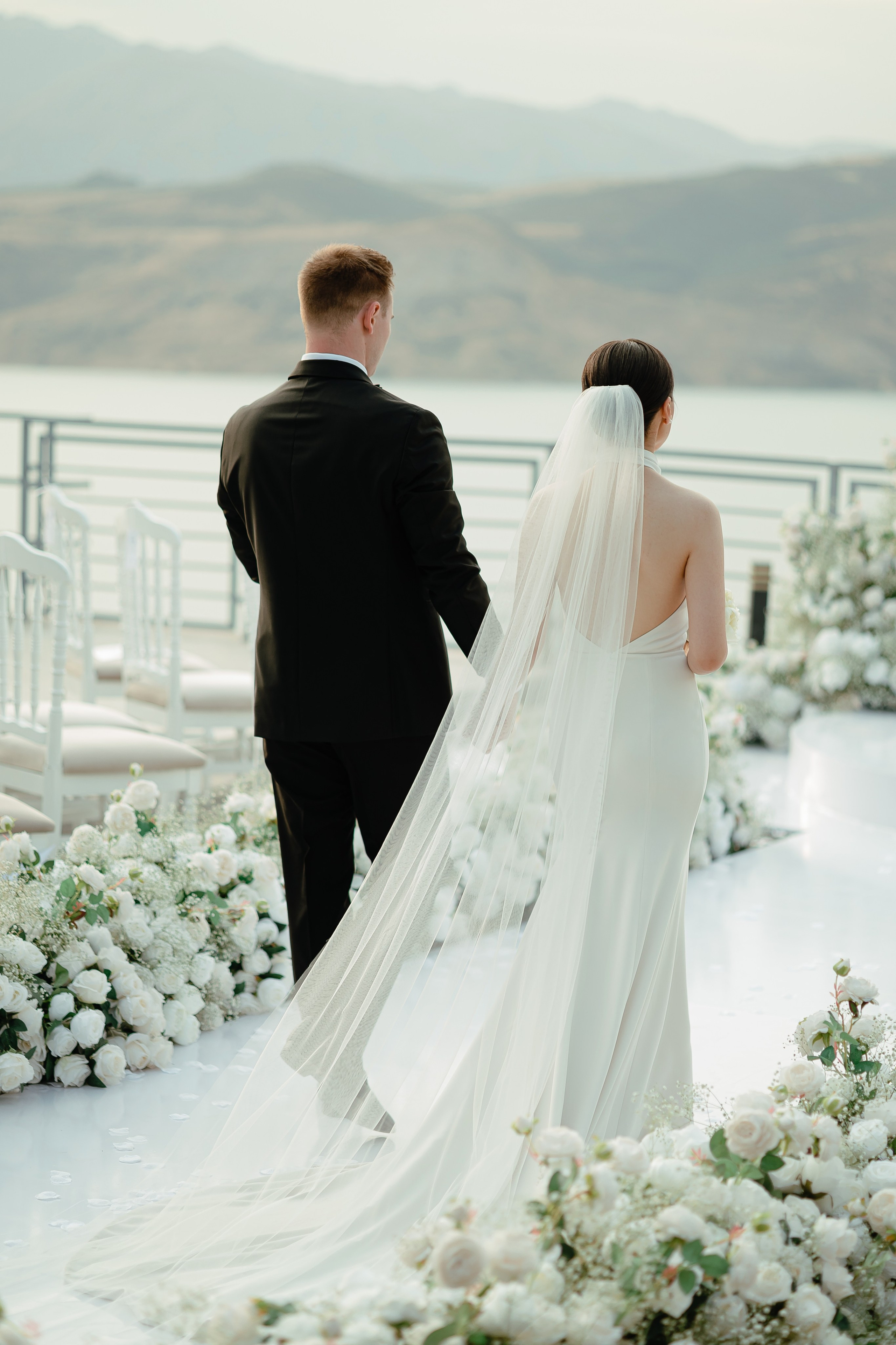 Thomas & Suyumbika. Главная