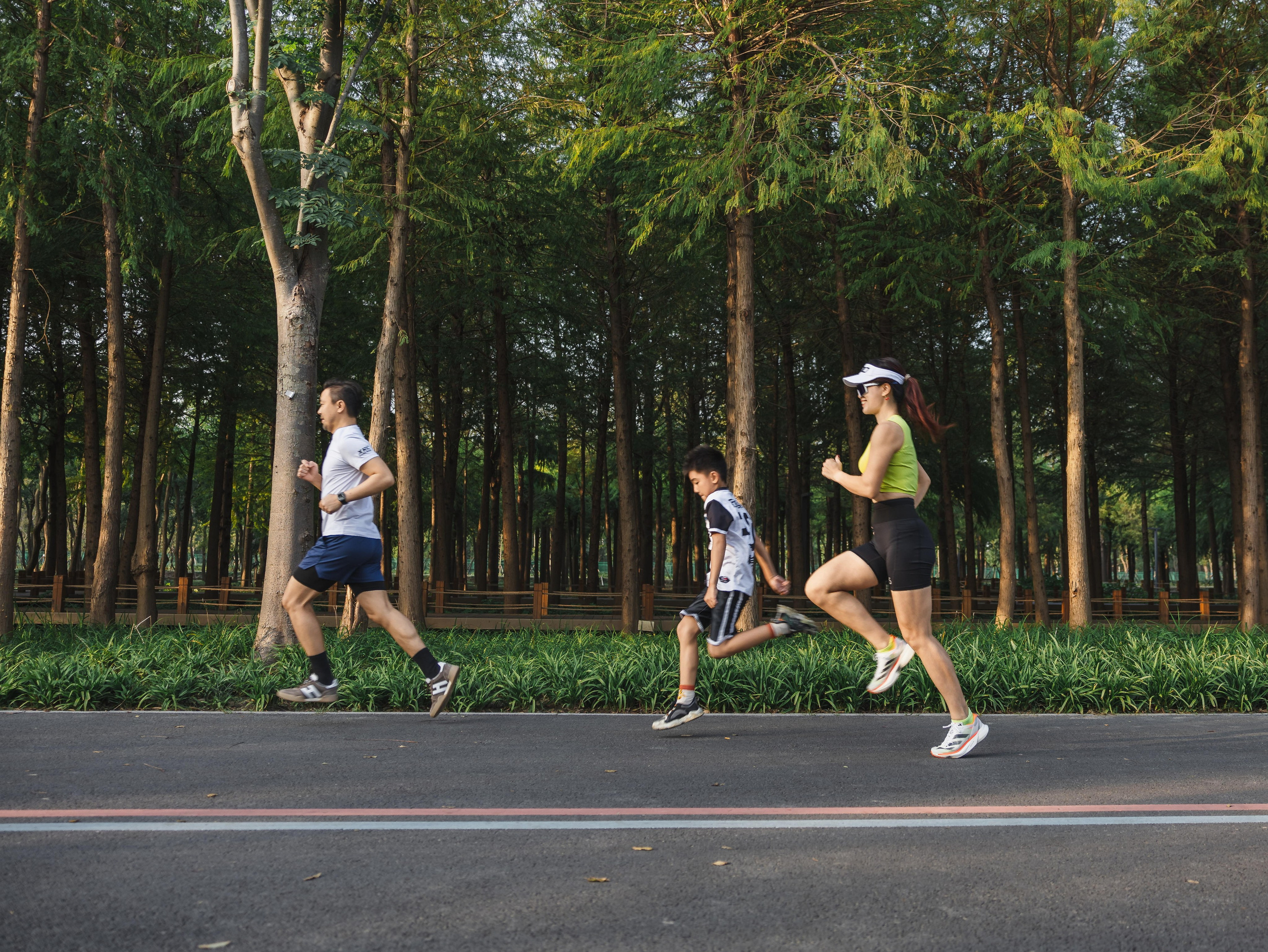 In a park in Shanghai, a family of three is running, and I took photos of them.