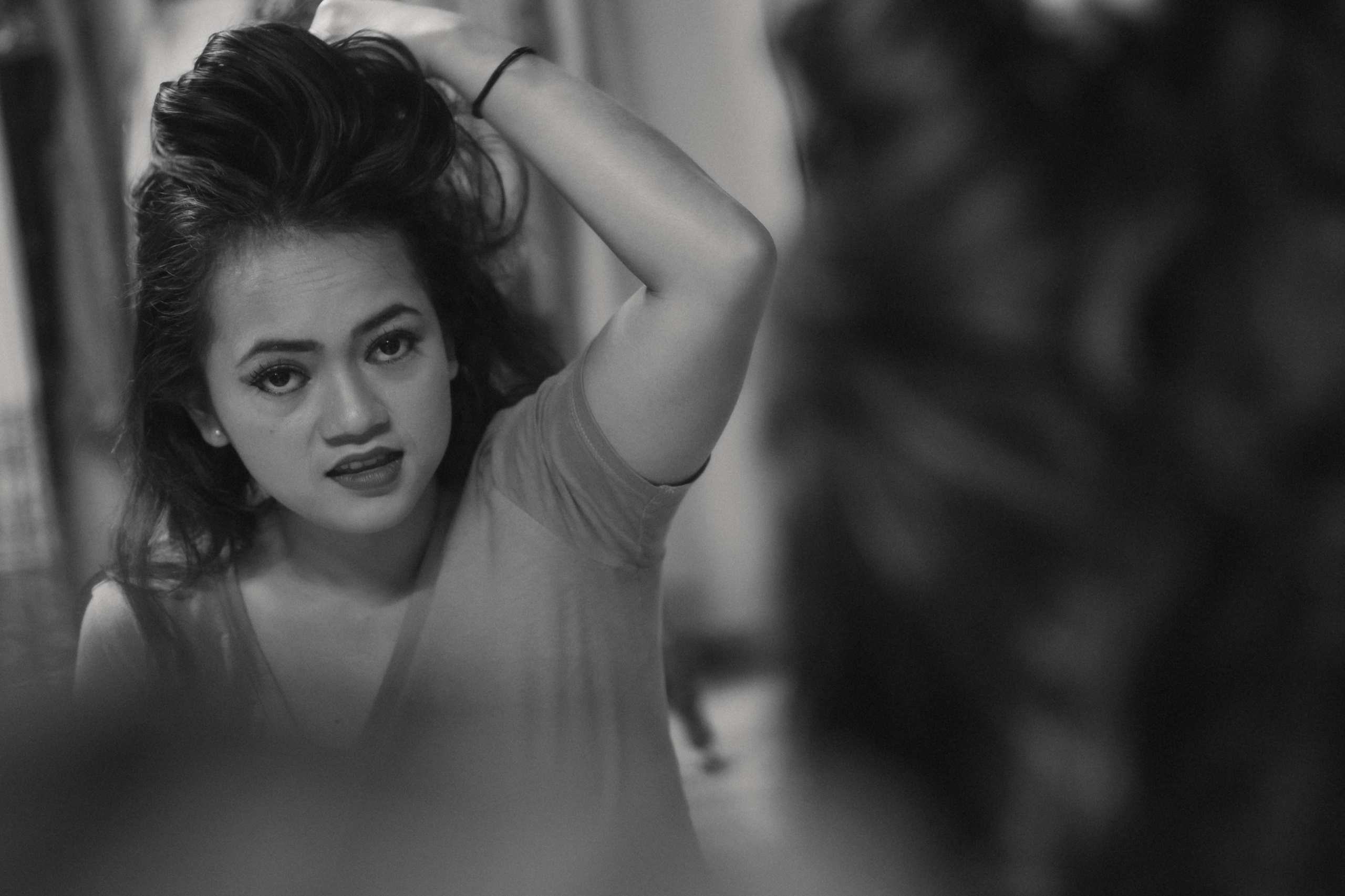 Vorbereitungen zum traditionellen indonesischen Tanz Legong. Schwarz-weiß Fotografie in Münster. Fotografin Viktoria Roschen