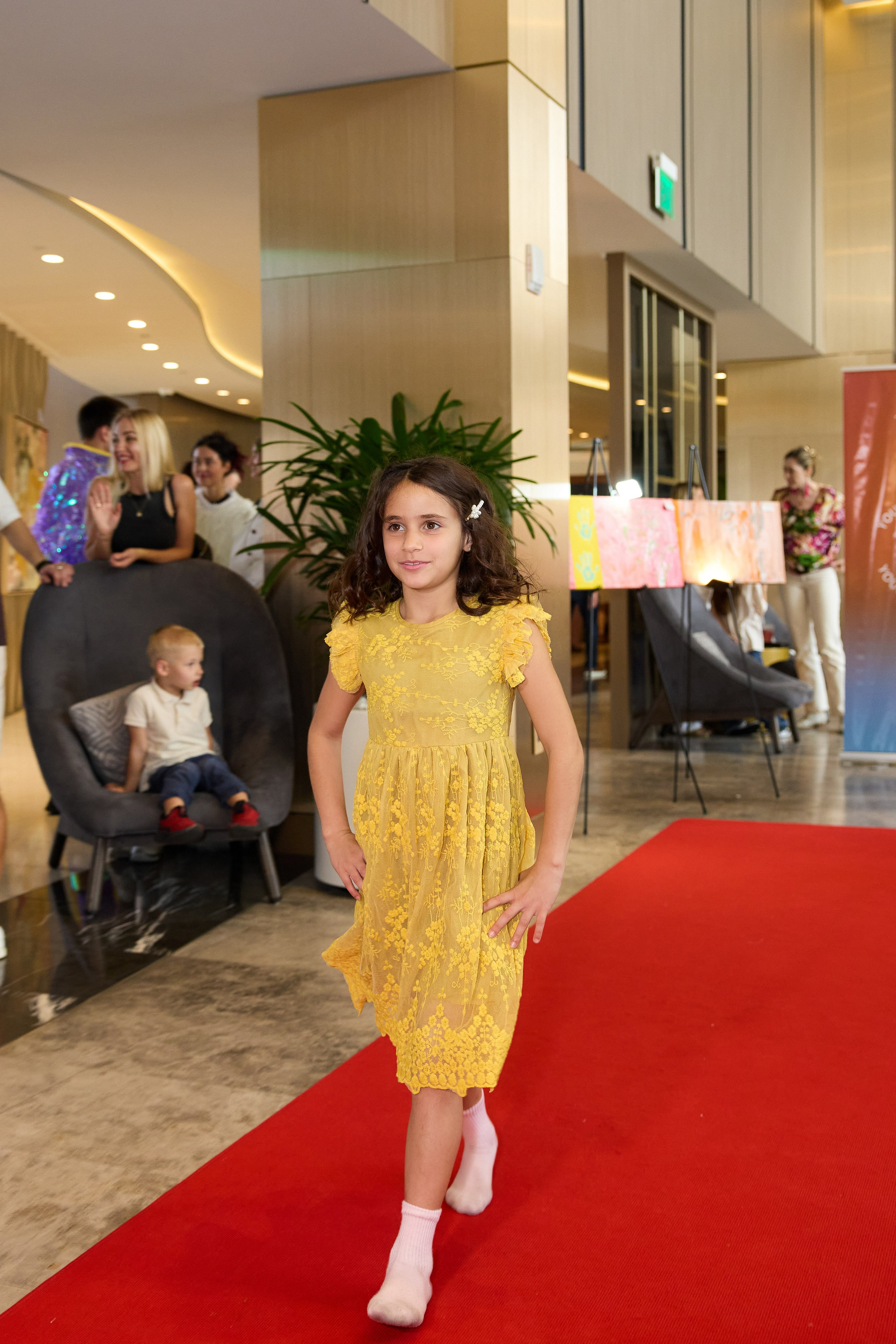 Авторская благотворительная художественная выставка Дианы Бортник. Фотограф Юлия Маковеева