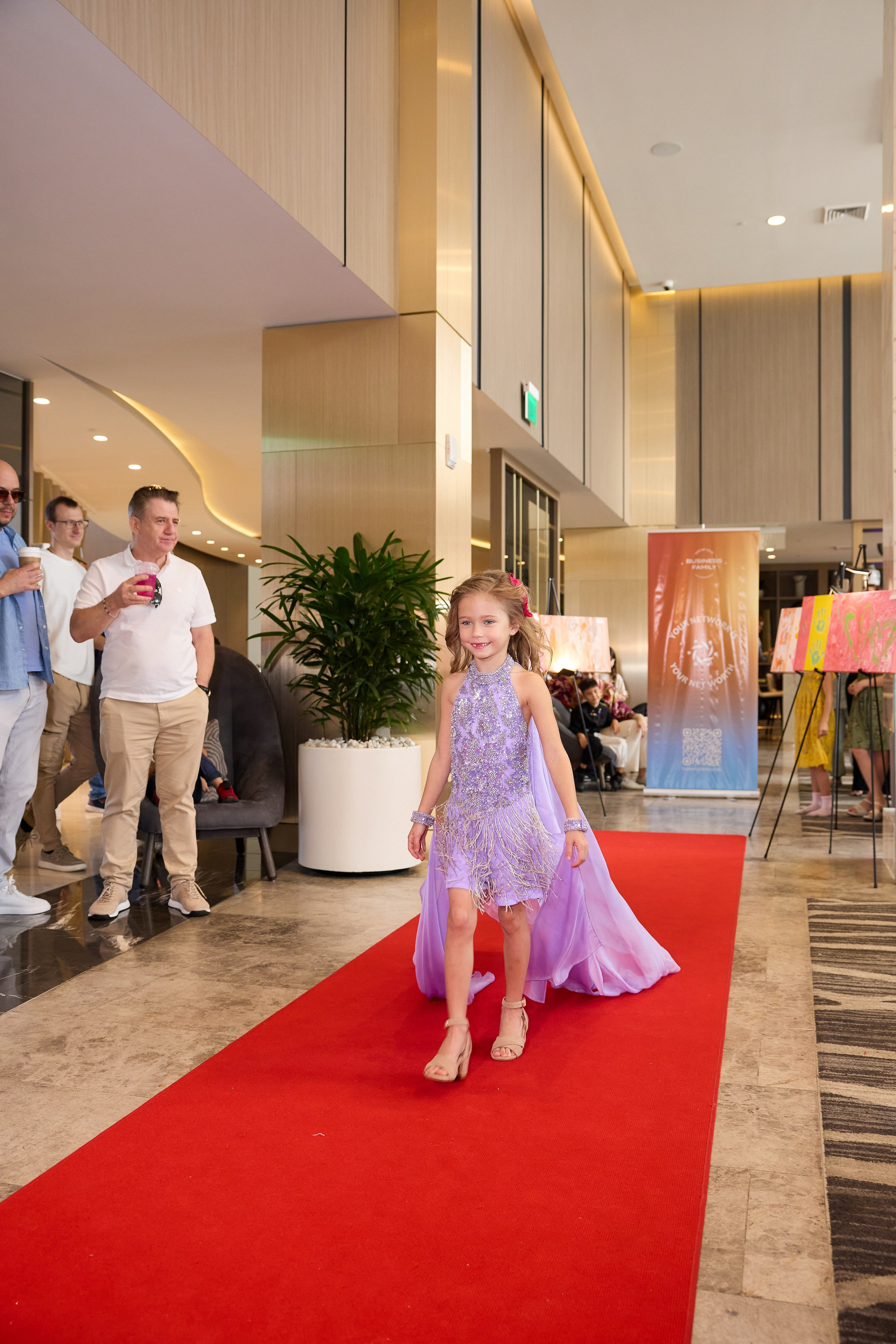 Авторская благотворительная художественная выставка Дианы Бортник. Фотограф Юлия Маковеева