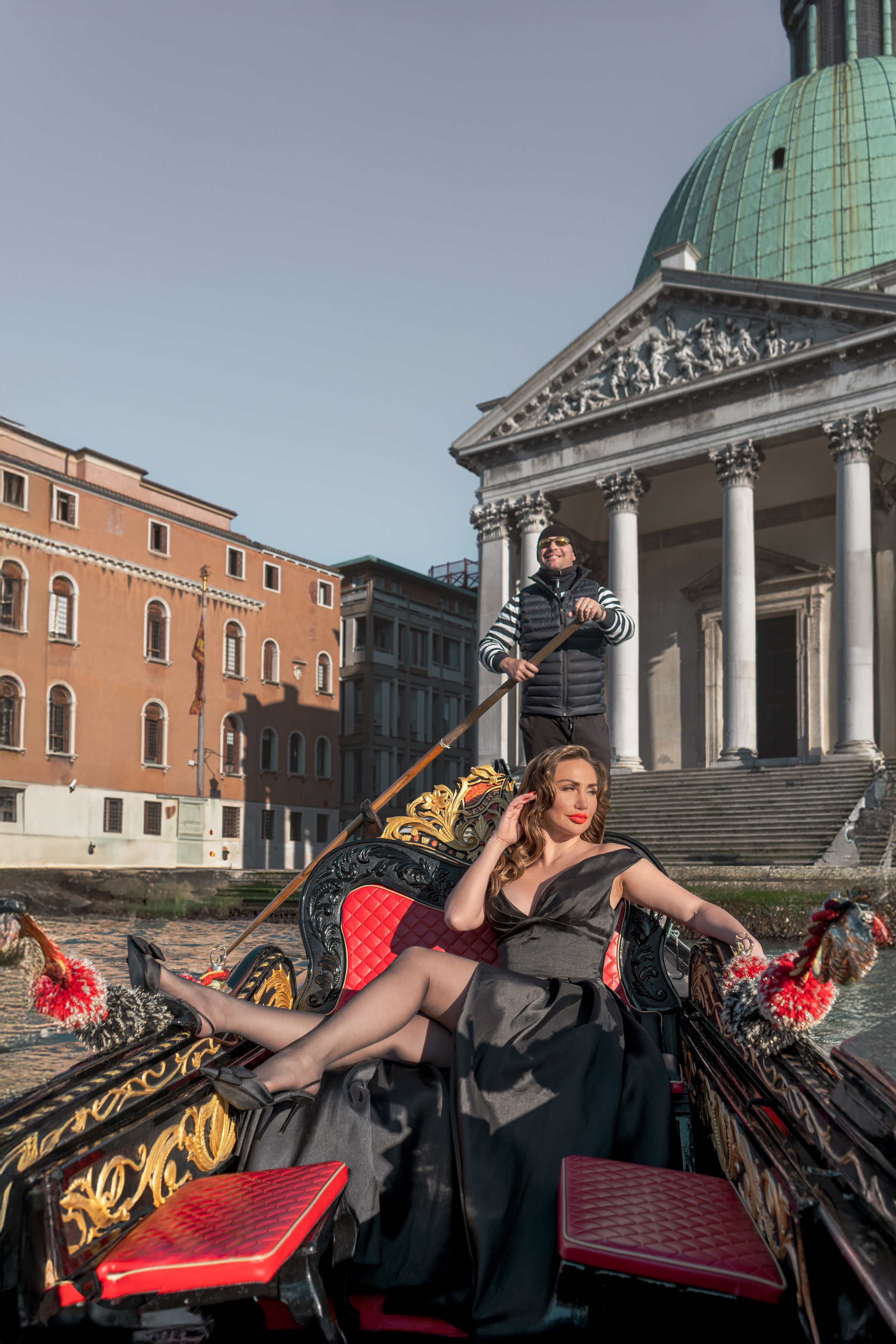 Solo traveler with a professional Venice photographer during a stylish photoshoot.