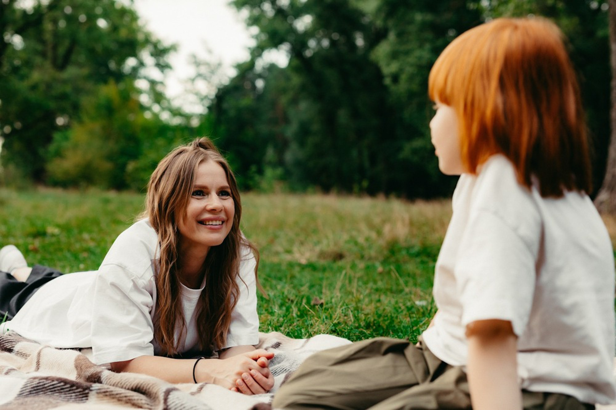 Сімейна фотосесія на вулиці літом. Photokostin.com