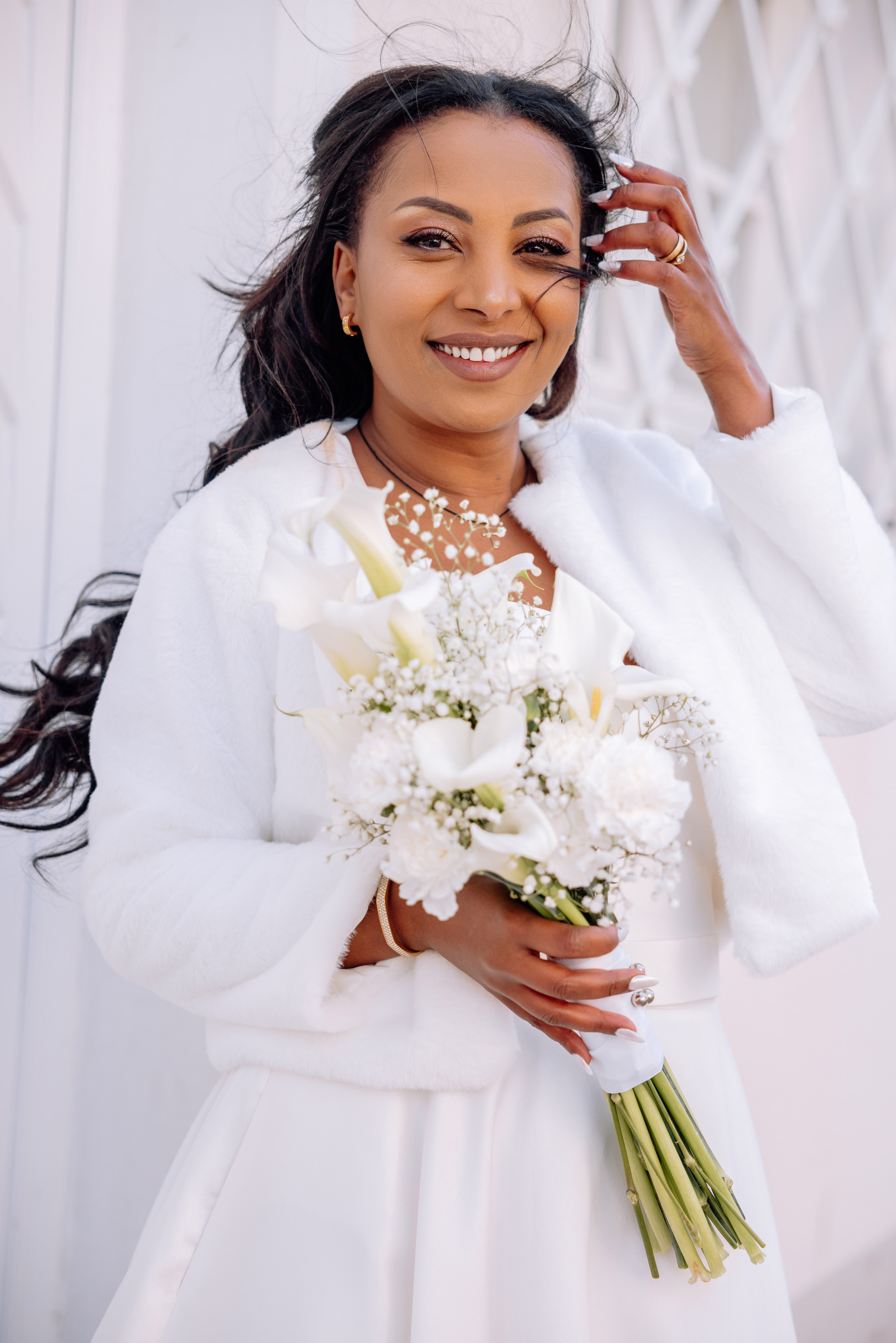 Braut in elegantem weißen Kleid hält großen weißen Blumenstrauß – Detailaufnahme Standesamt Schwabing