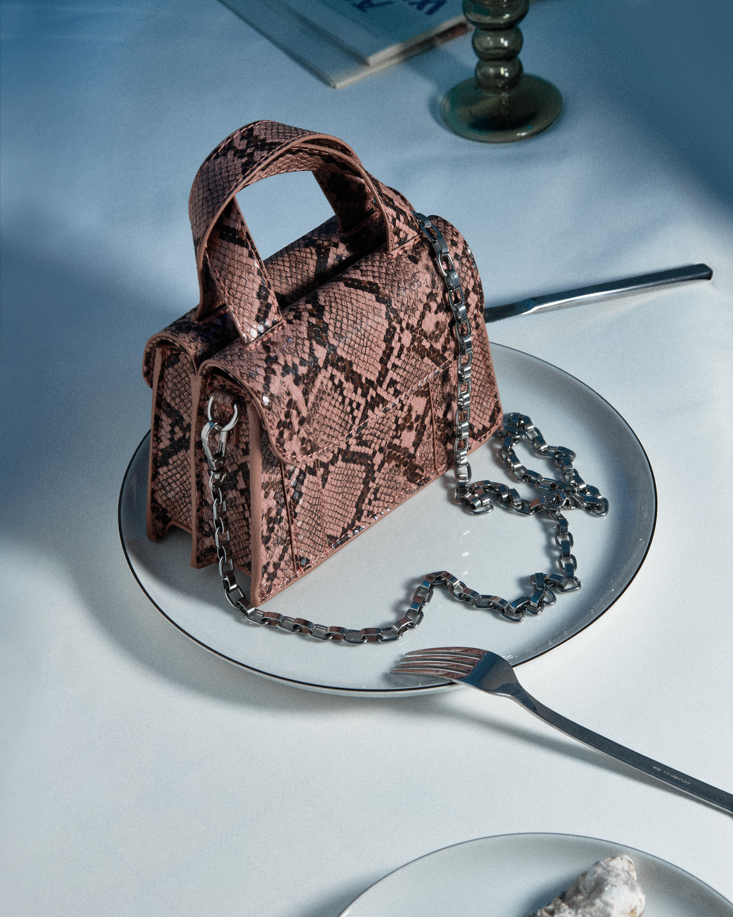 Damenhandtasche kreativ präsentiert, Editorial-Stil für Print и Website