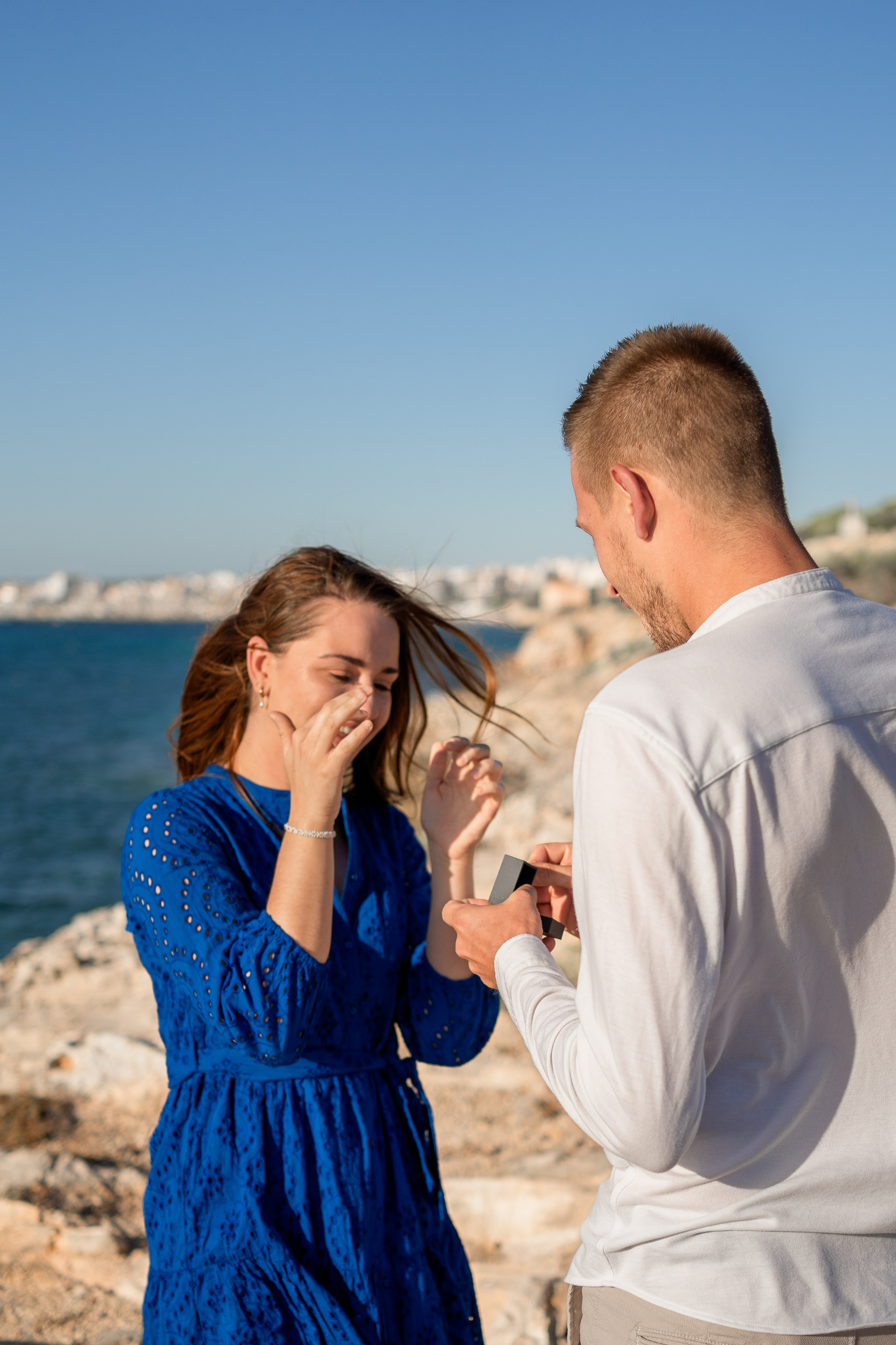 Romantischer Heiratsantrag auf Mallorca – Überraschung am Meer. Deine Fotografin auf Mallorca für Familien und Business