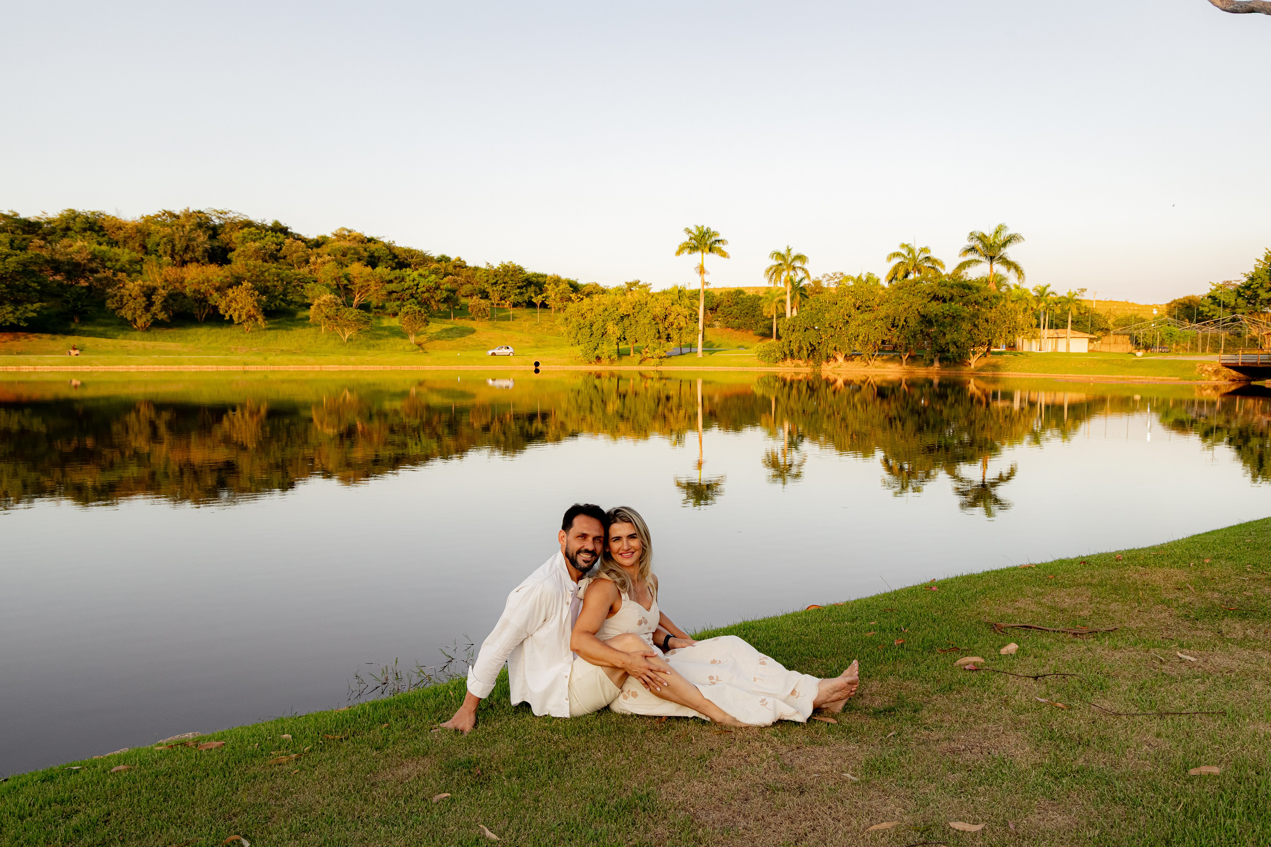 Ensaio Pré-Wedding no Interior Paulista com Lago, Areia e Pôr do Sol | Studio Melk. Tela cheia