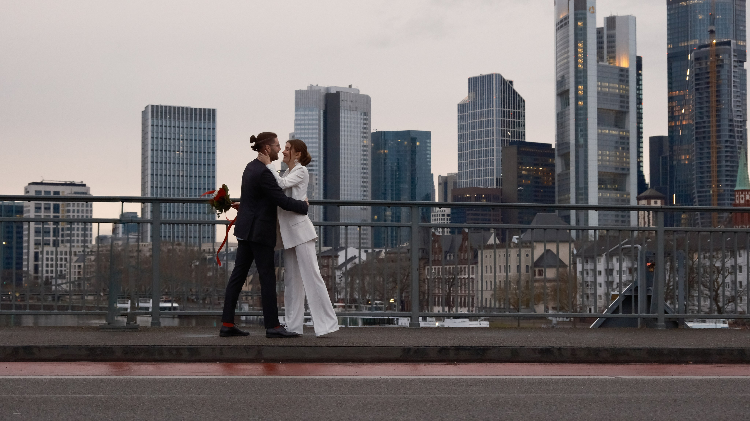 Red satin. Wedding photography — EMU Photos