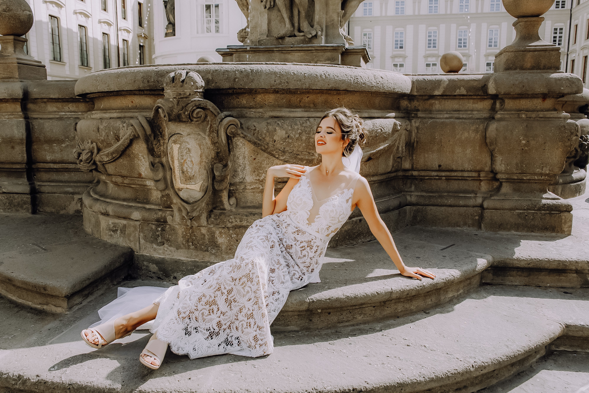 fiancee in the Prague castle at the fountain
