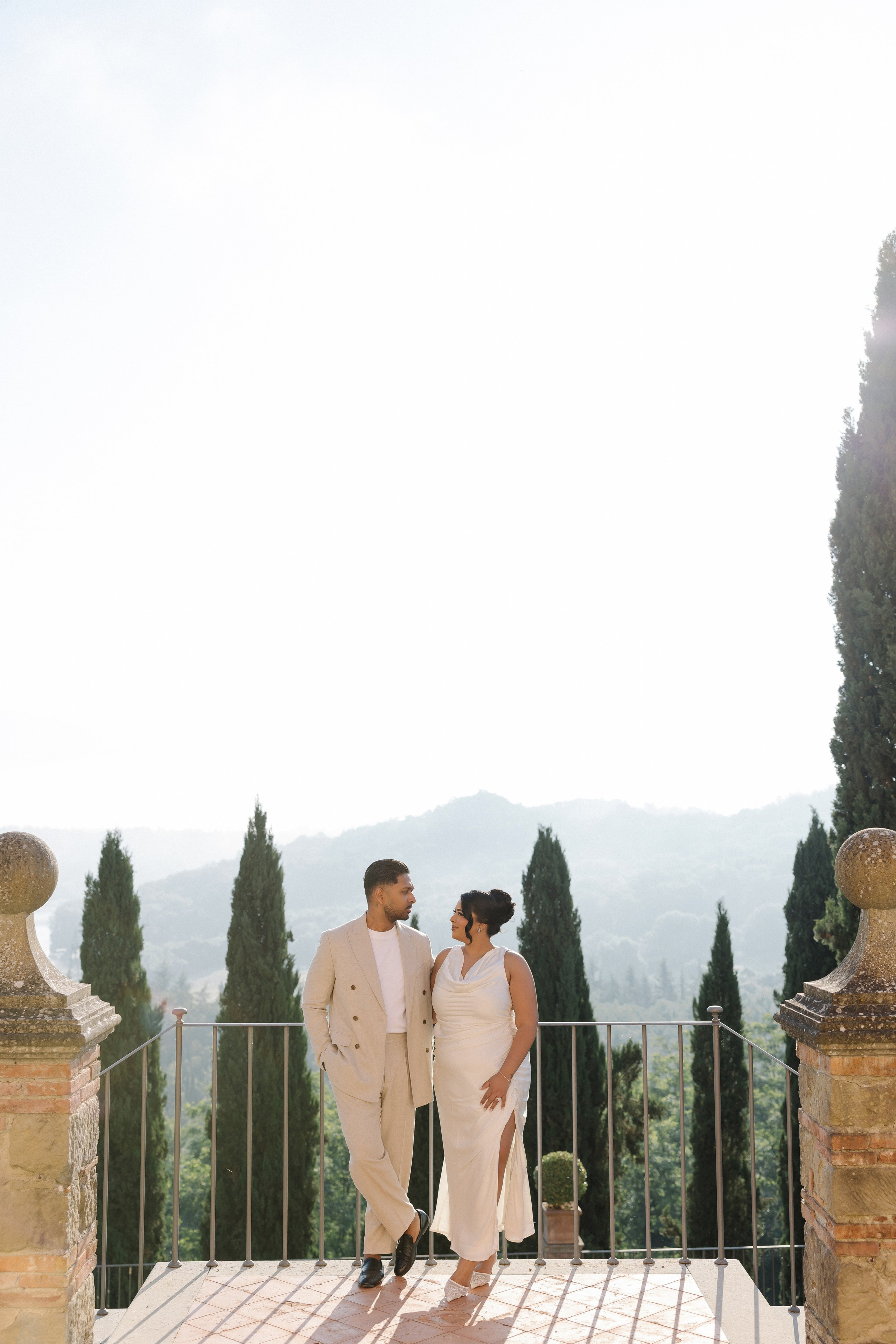 Pre-wedding in Tuscany. Wedding photographer Italy