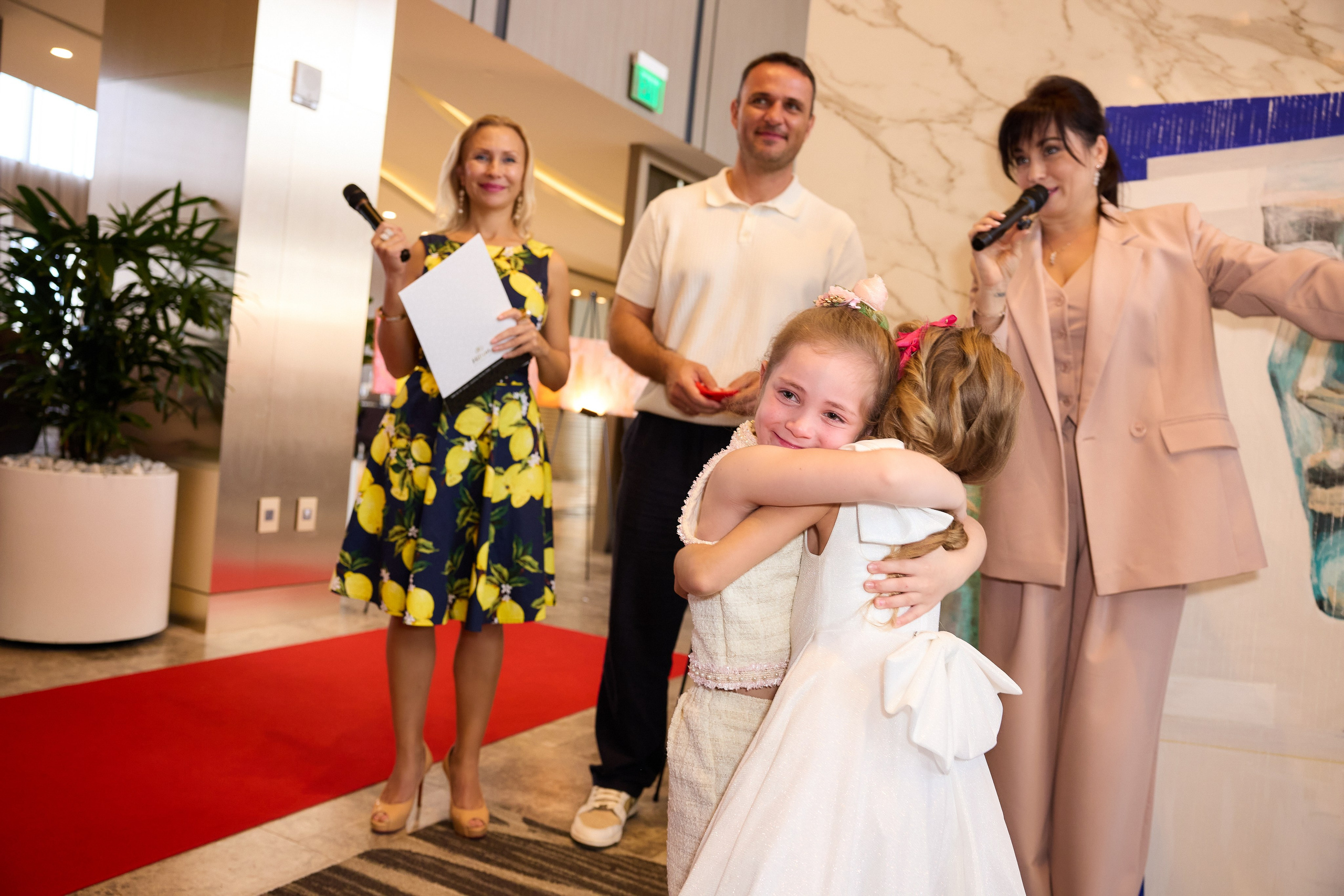 Авторская благотворительная художественная выставка Дианы Бортник. Фотограф Юлия Маковеева