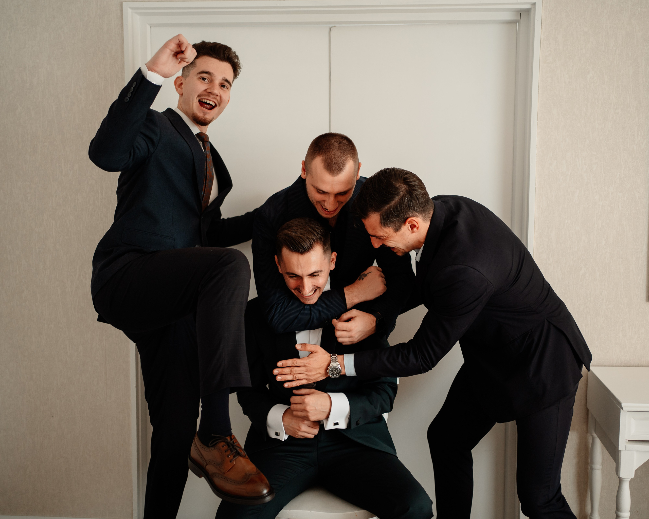 Moment emoționant între miri în ziua nunții, surprins într-un cadru natural și romantic, la Drobeta Turnu Severin. Fotografie de nuntă profesională, editată artistic pentru a evidenția emoția și eleganța evenimentului.