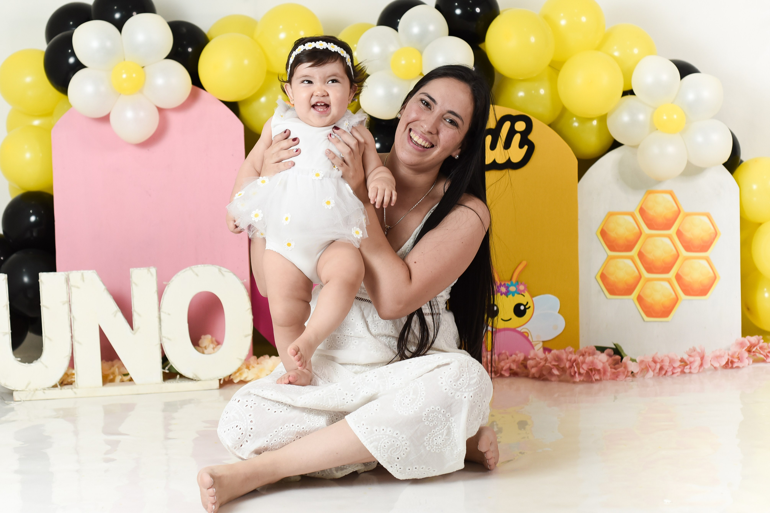 Sesión 1er añito de Juli. Temática: Abejita de Plim Plim +  Mini Sesión Navideña. Fotografo de casamiento en misiones y fotógrafo de familia  Posadas