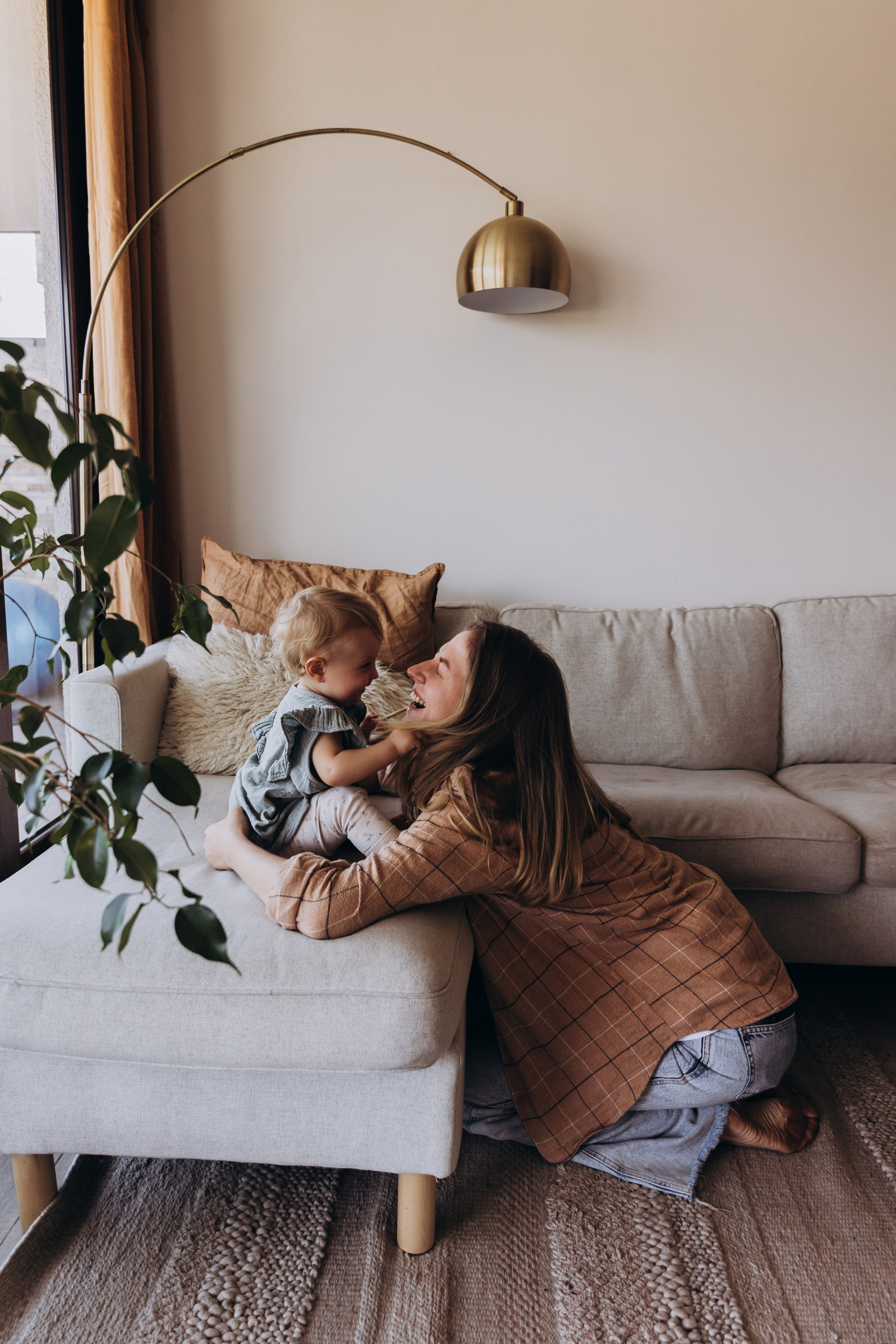 Lifestyle Family Photoshoot at Home — Cozy & Authentic Moments. Photographer in Santiago, Chile Anna Almazova