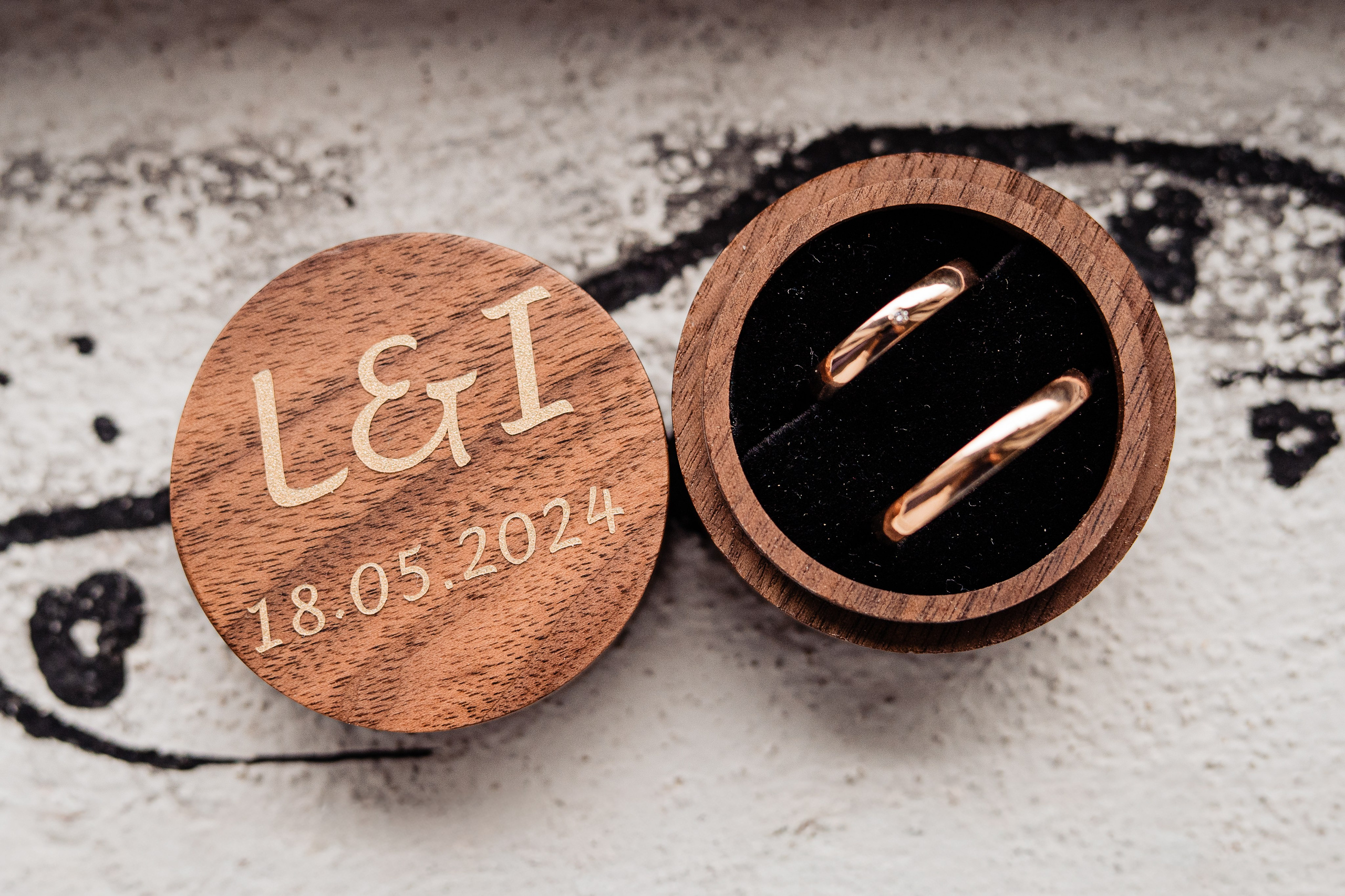 Detalii cu verighetele, parfumul și invitațiile pe o masă elegantă