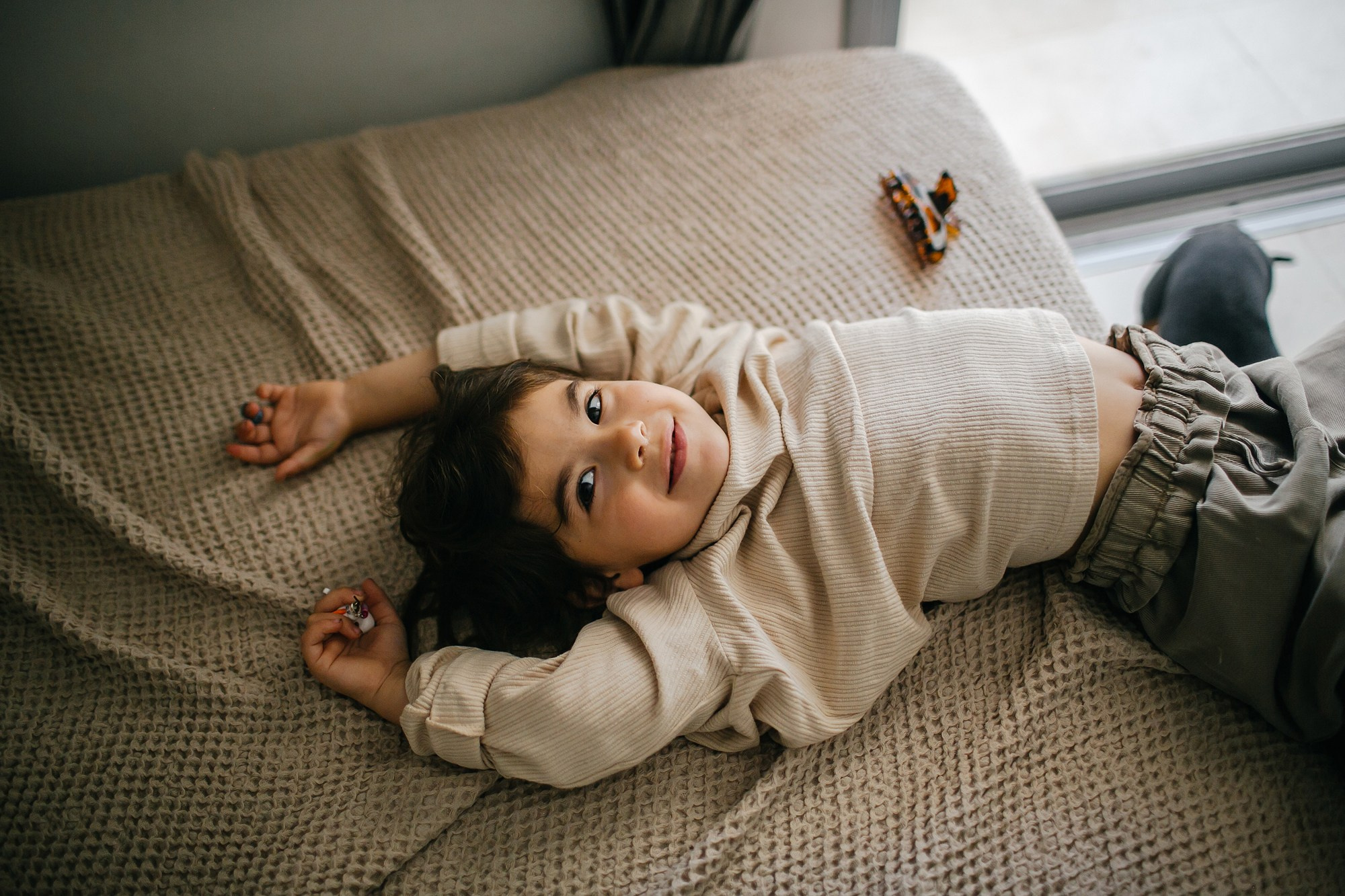 Mom&daughter at home. Family photographer in Israel