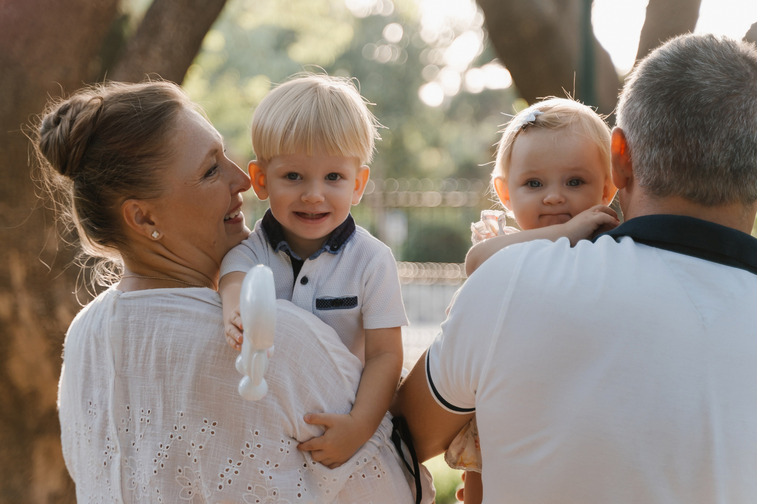 Anna, Pavel, Misha y Sofia. Fotógrafa de bodas y familias en España, Valencia: Nadia ProFoto