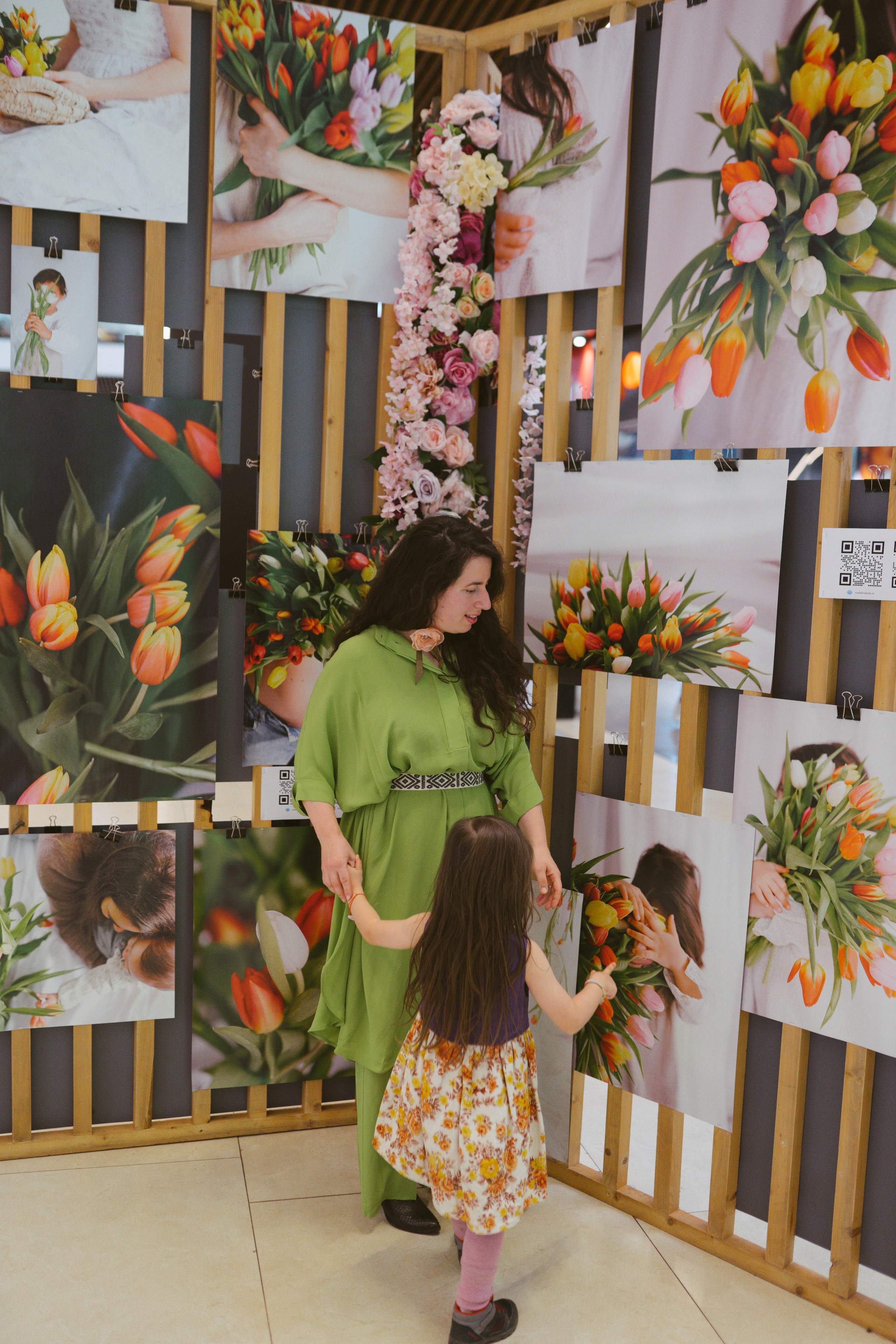 Expozitie Fotografie AFI BRASOVA fi Primăvară: Manifest Vizual despre Viață | Mădălina Beda. Madalina Beda- Artist vizual, fotograf, doula la nastere, consultant babywearing Brasov si in toata tara